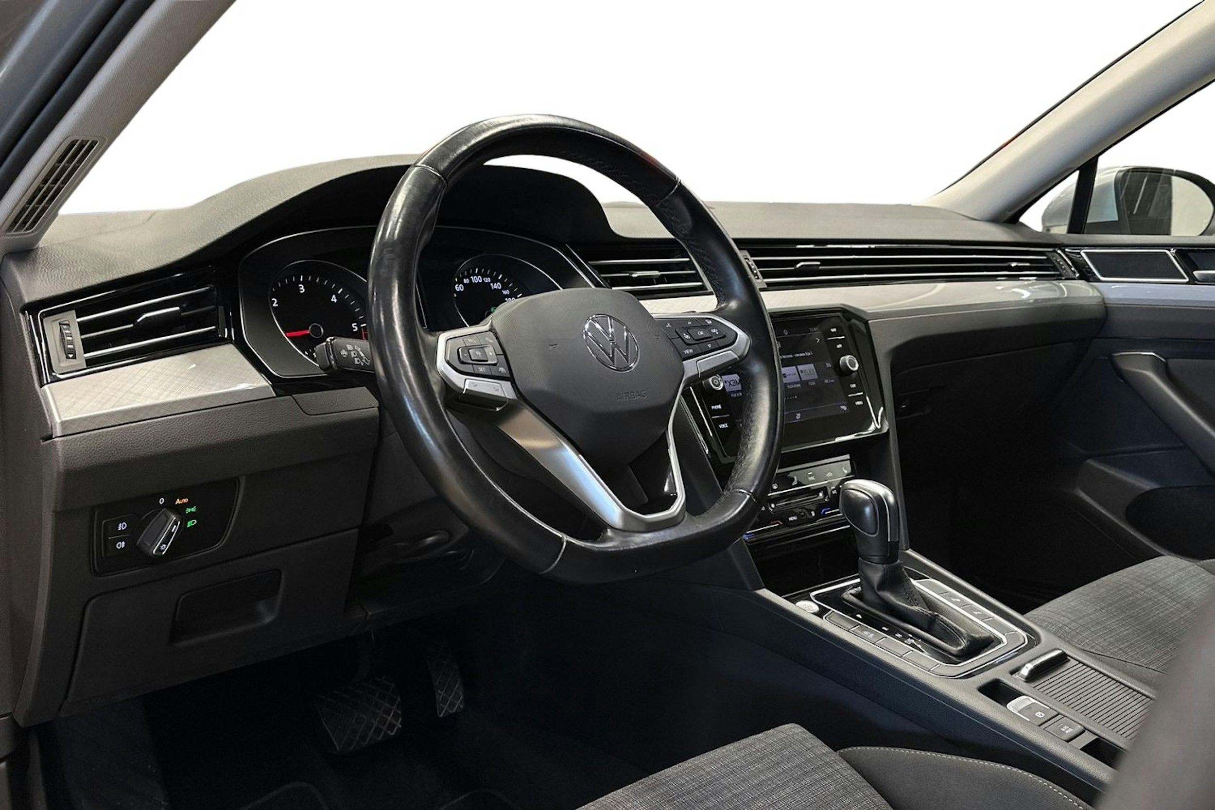 harmaa Volkswagen Passat 2022 kuva 7.