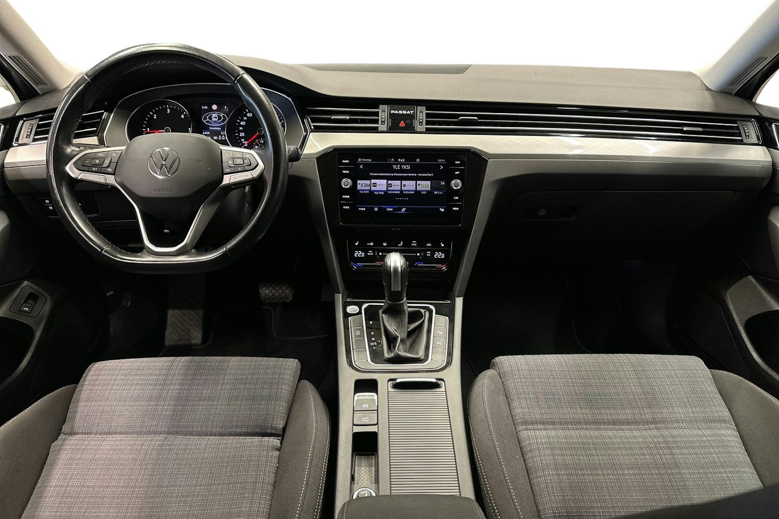 harmaa Volkswagen Passat 2022 kuva 9.