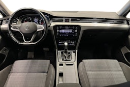 harmaa Volkswagen Passat 2022 kuva 9.