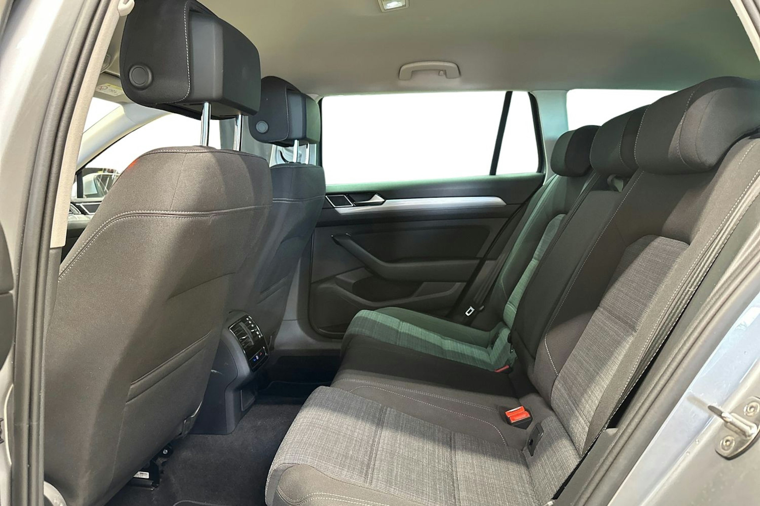 harmaa Volkswagen Passat 2022 kuva 10.