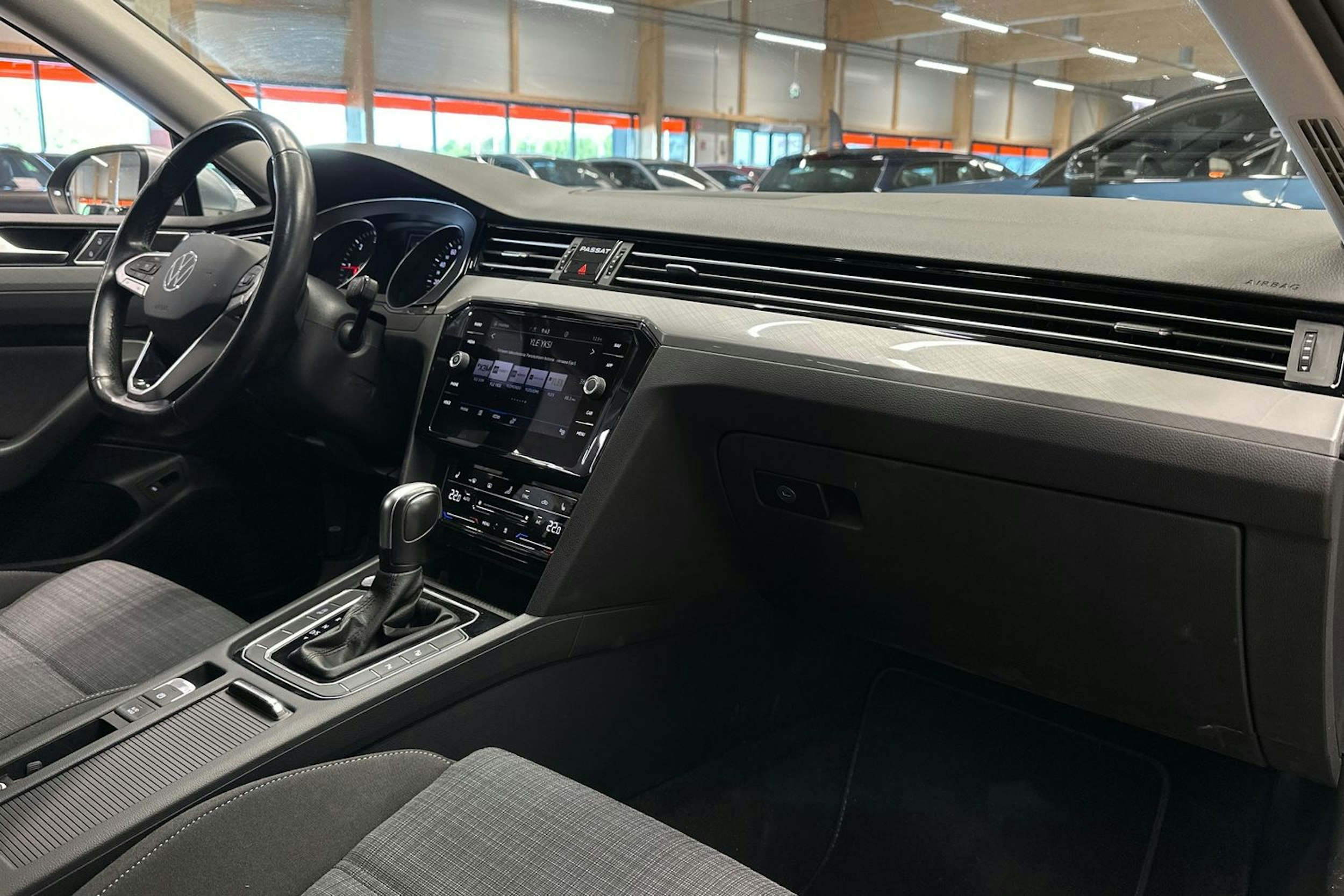 harmaa Volkswagen Passat 2022 kuva 12.