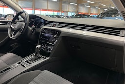 harmaa Volkswagen Passat 2022 kuva 12.