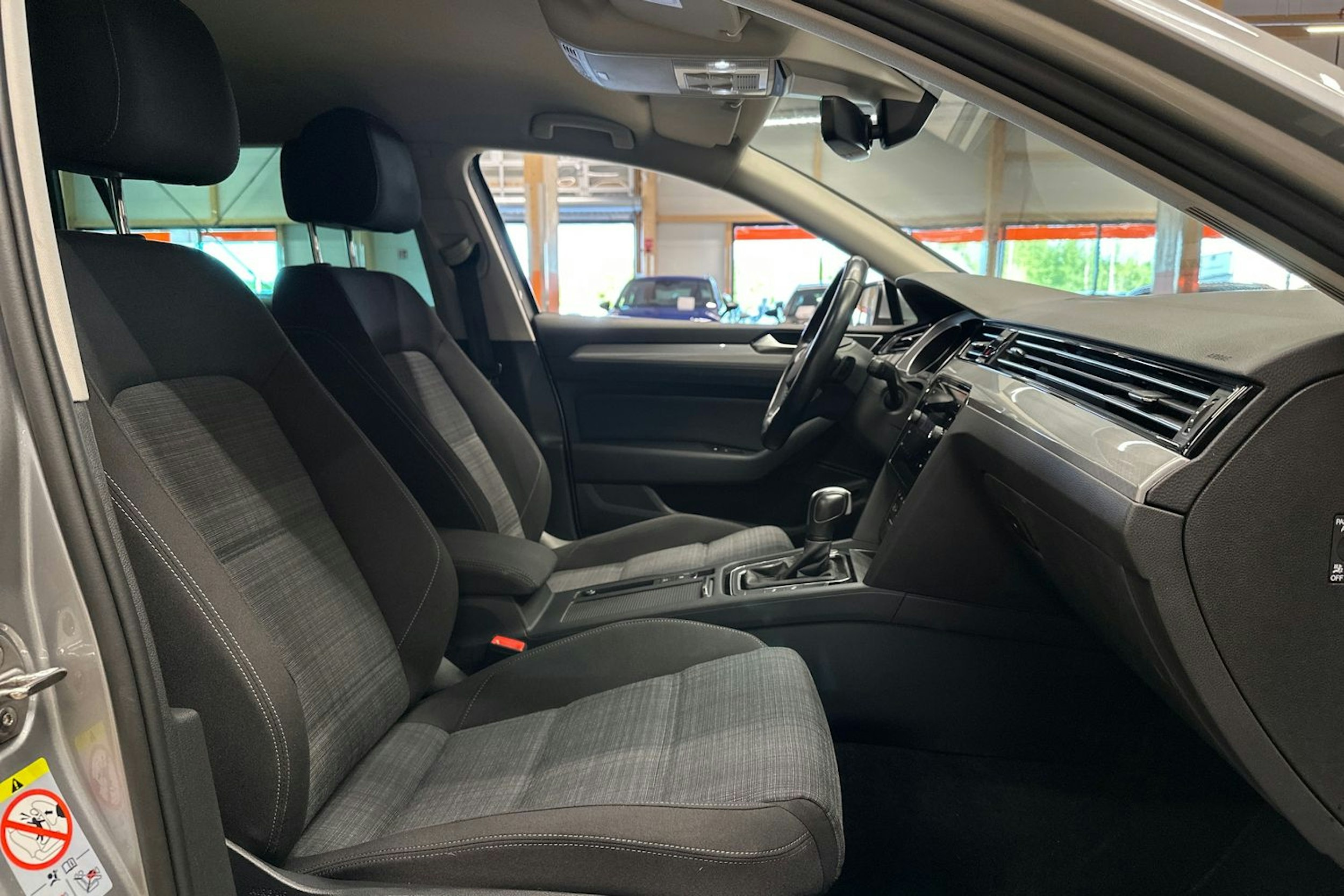 harmaa Volkswagen Passat 2022 kuva 13.