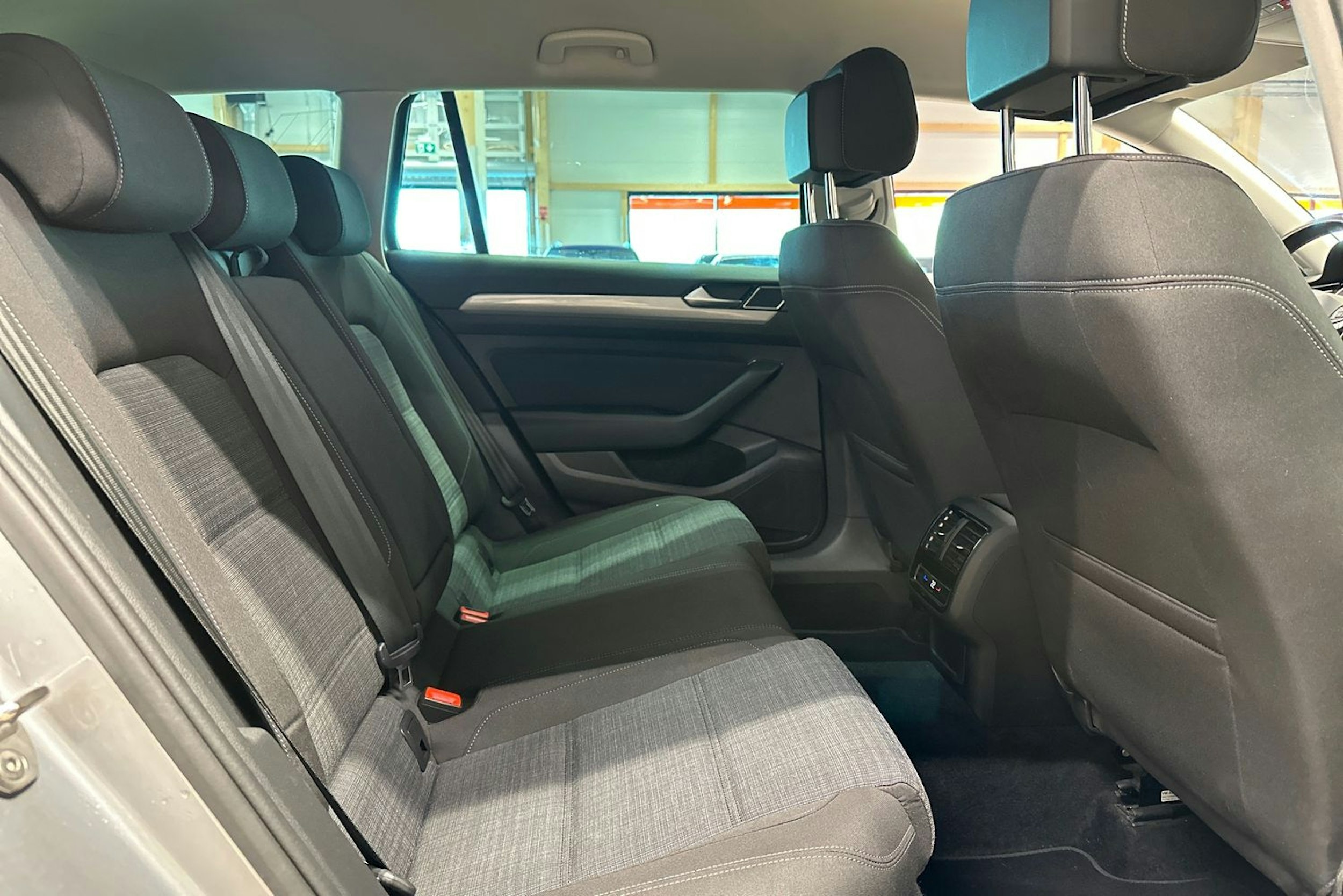 harmaa Volkswagen Passat 2022 kuva 14.