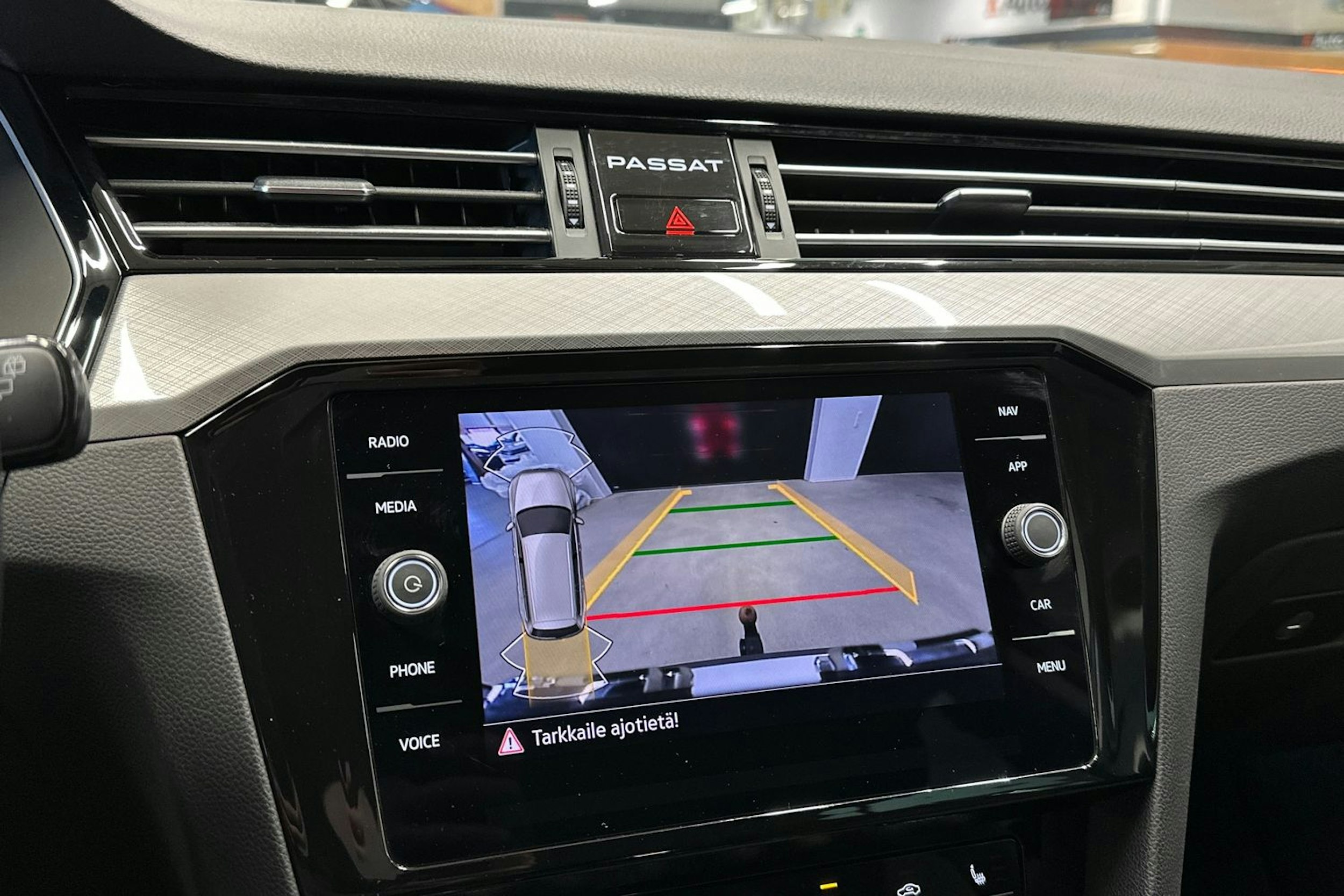 harmaa Volkswagen Passat 2022 kuva 19.
