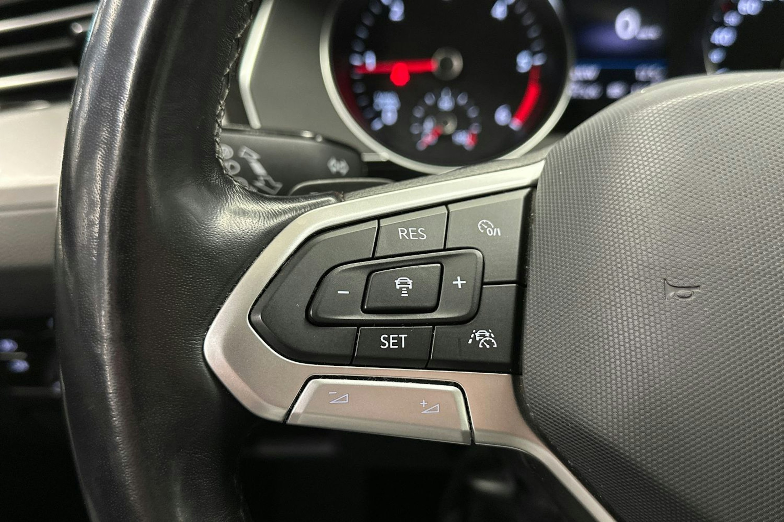 harmaa Volkswagen Passat 2022 kuva 26.