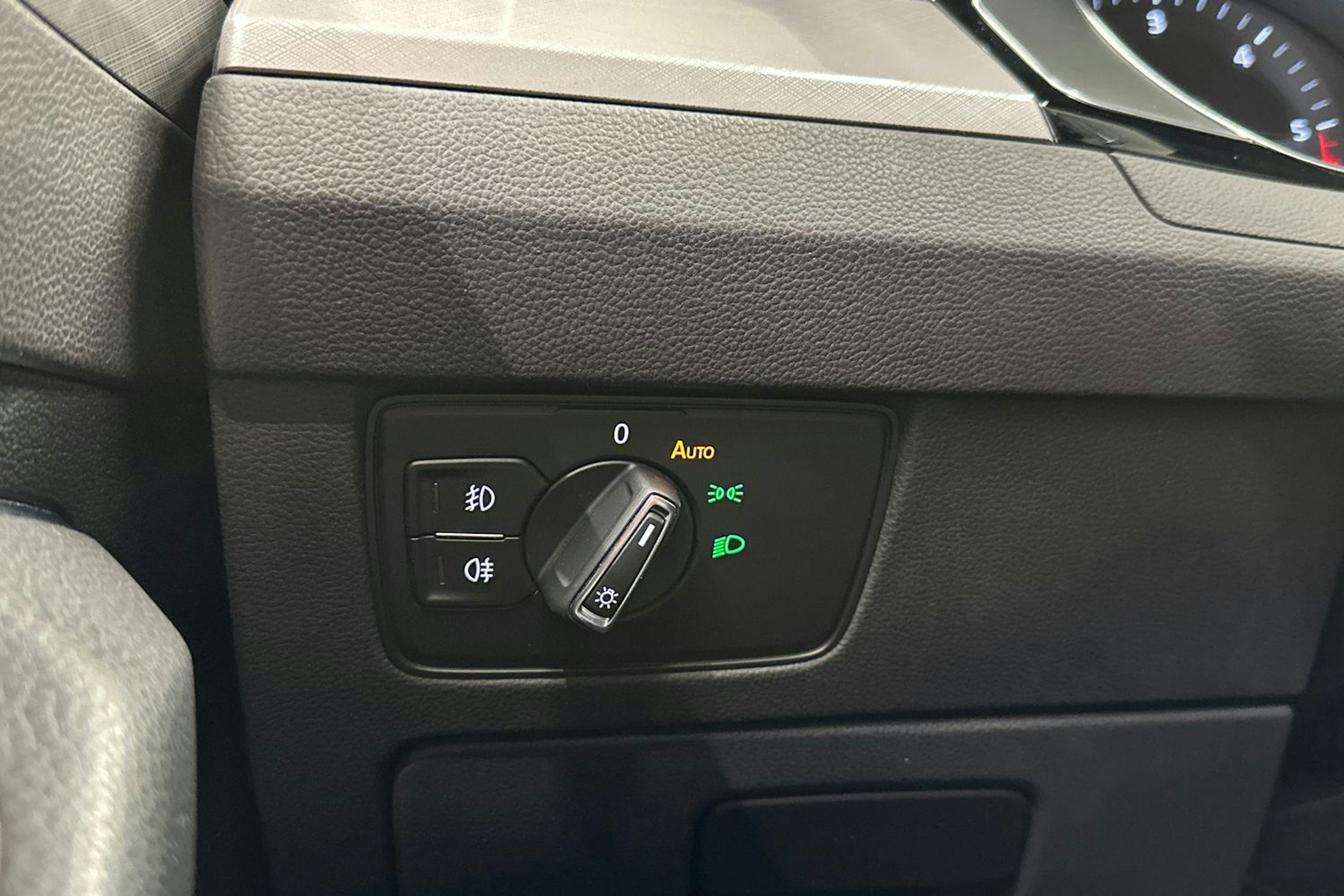 harmaa Volkswagen Passat 2022 kuva 28.