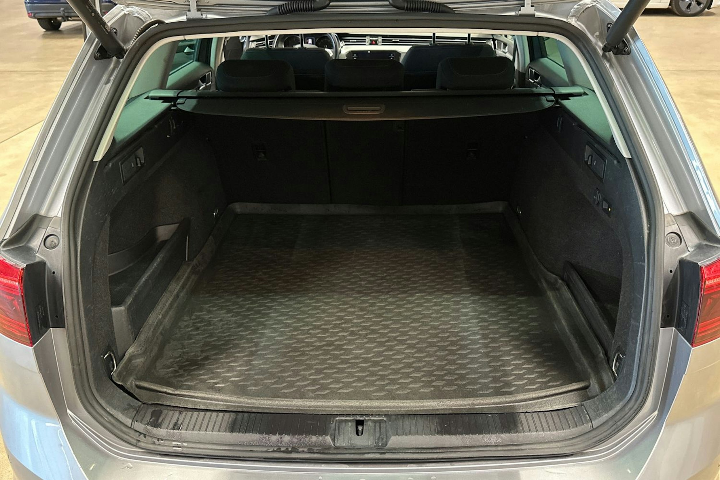 harmaa Volkswagen Passat 2022 kuva 29.