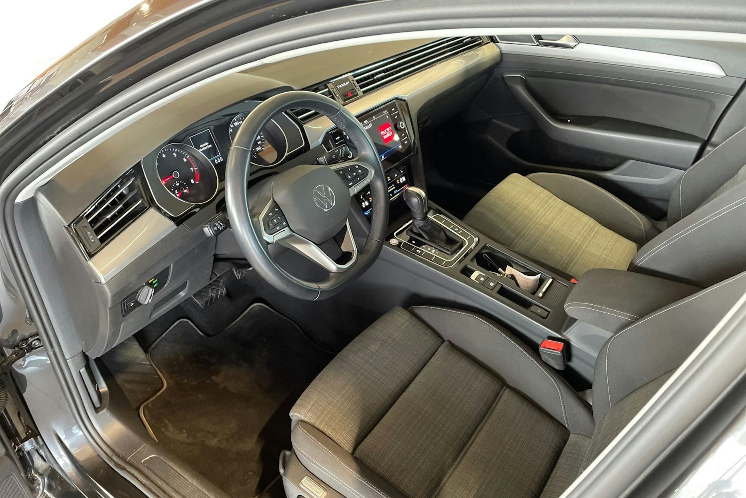 harmaa Volkswagen Passat 2022 kuva 7.