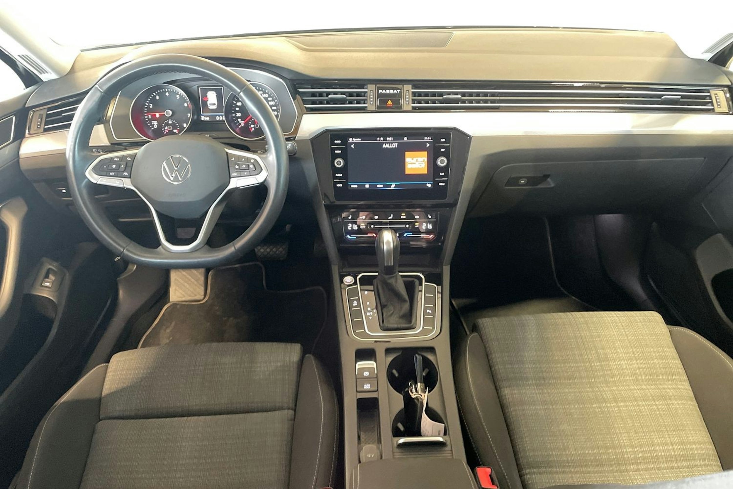 harmaa Volkswagen Passat 2022 kuva 9.