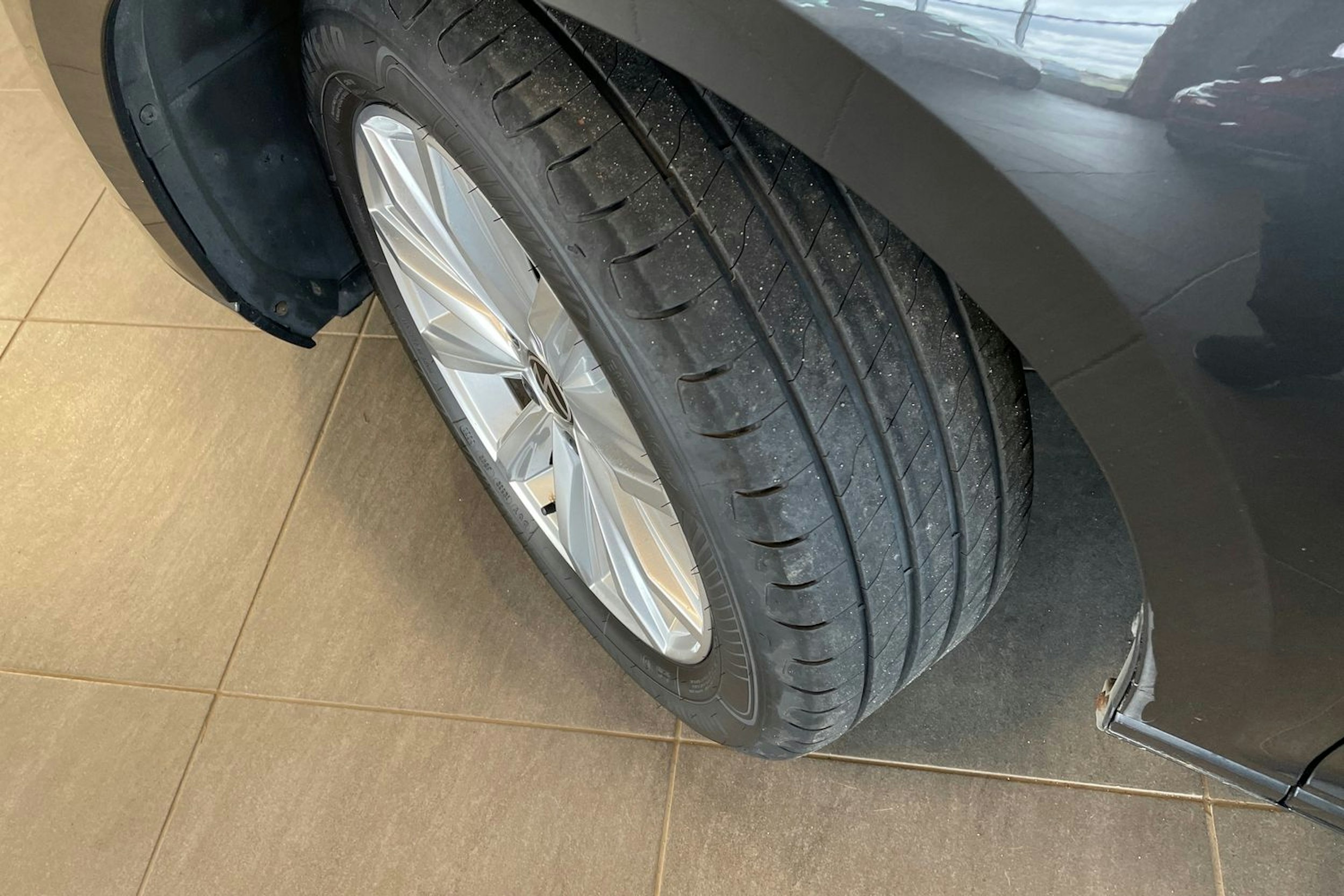 harmaa Volkswagen Passat 2022 kuva 13.