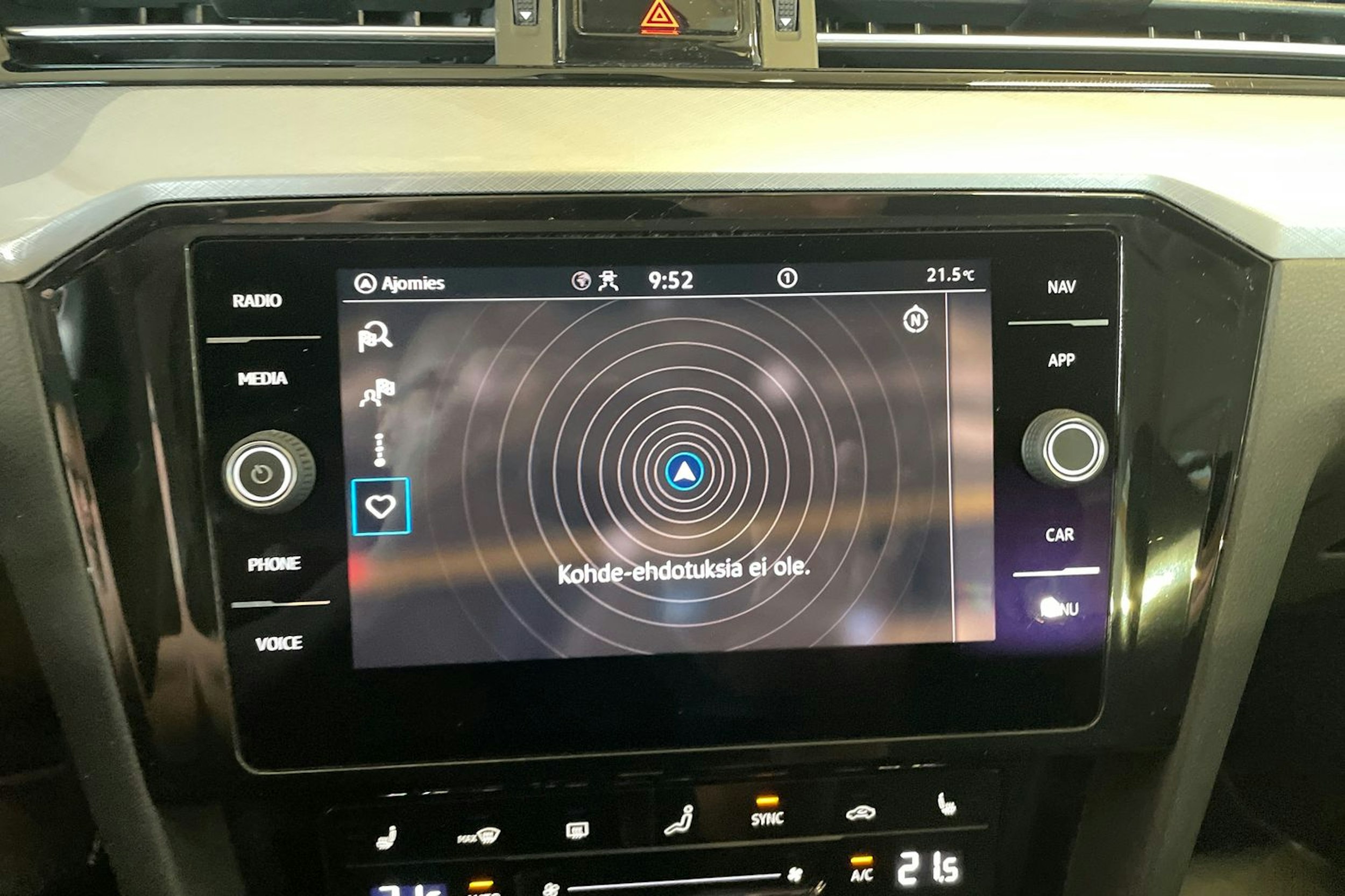 harmaa Volkswagen Passat 2022 kuva 16.