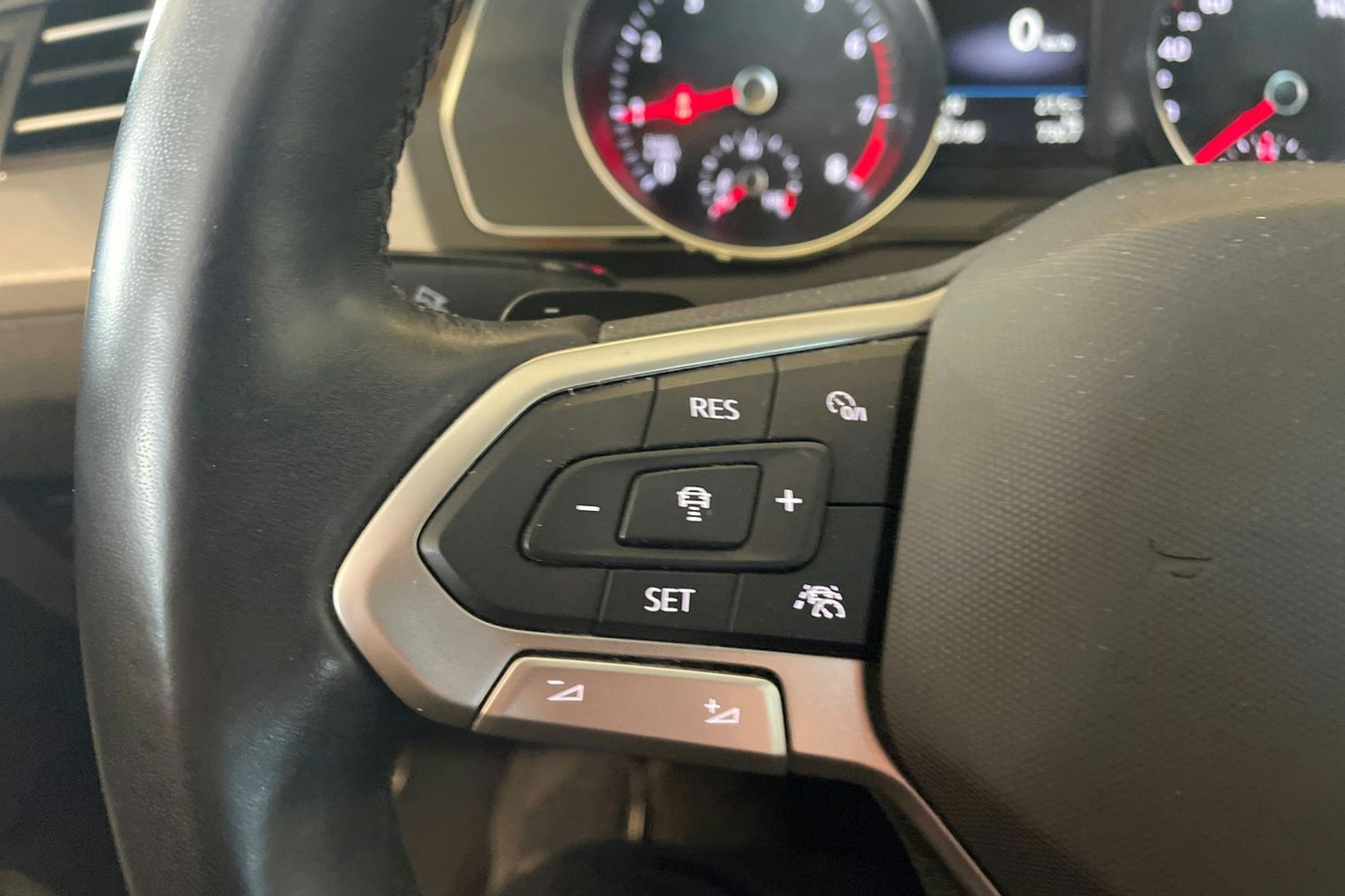 harmaa Volkswagen Passat 2022 kuva 17.