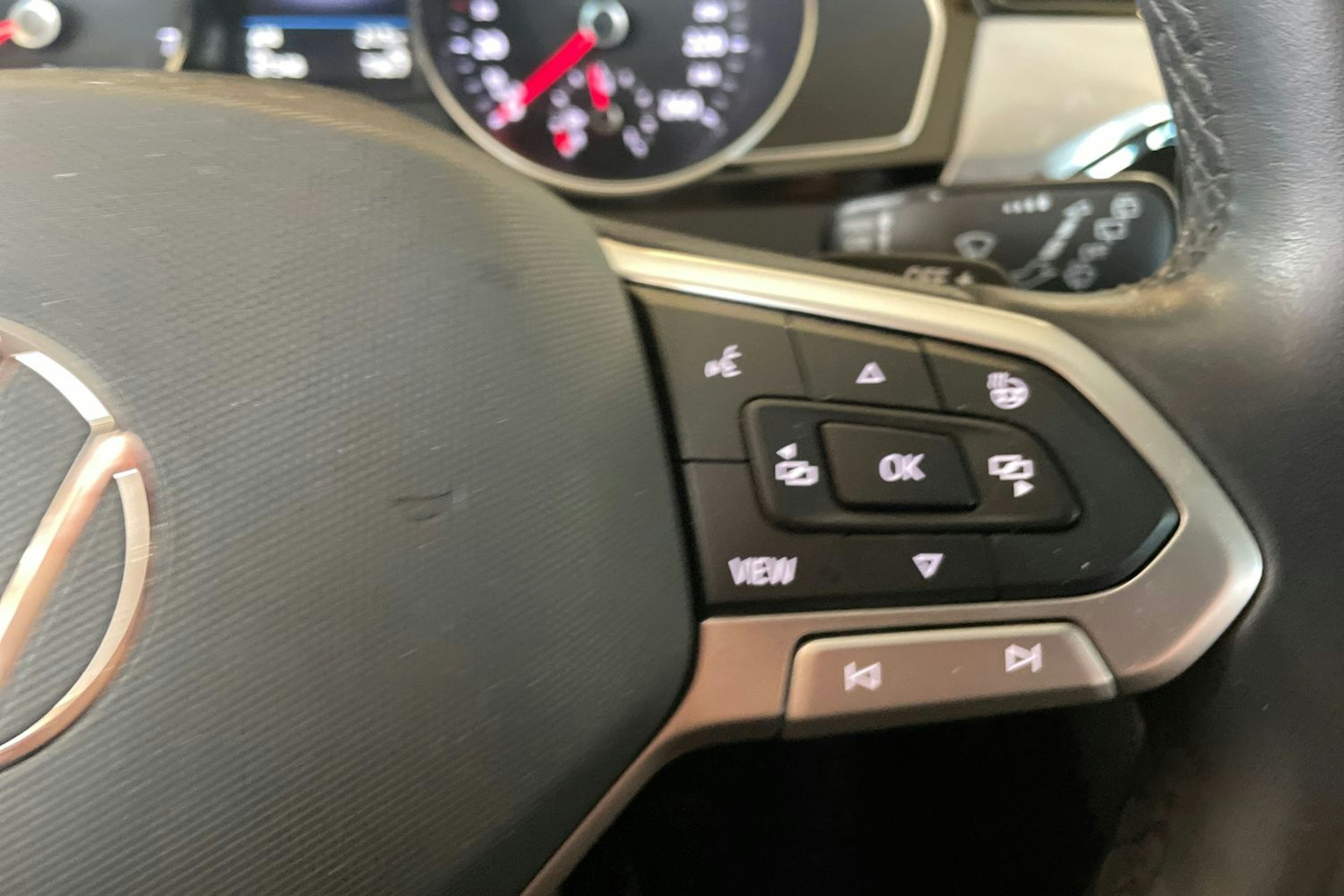 harmaa Volkswagen Passat 2022 kuva 18.