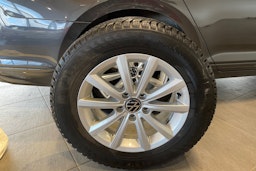 harmaa Volkswagen Passat 2022 kuva 22.