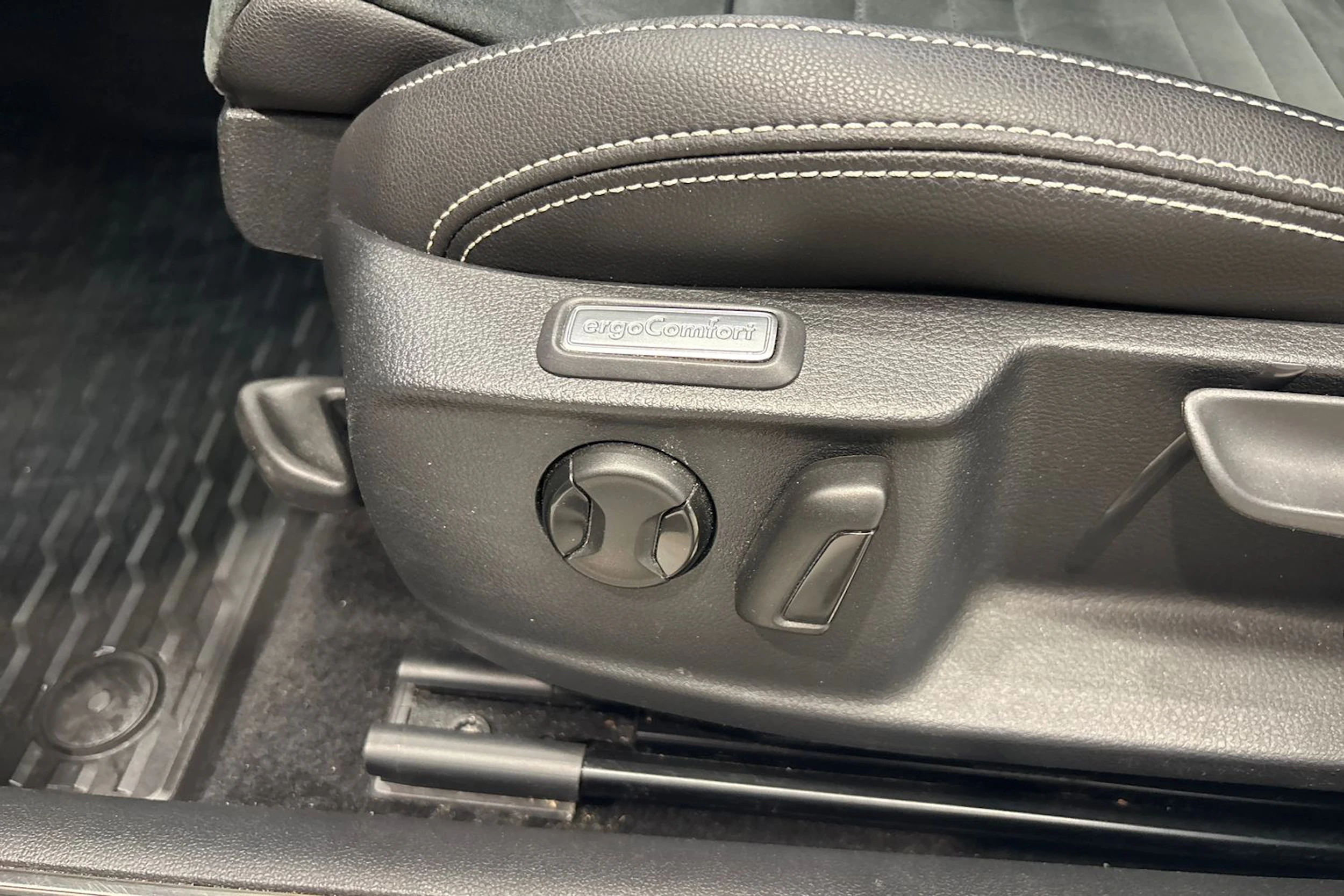 Valkoinen Volkswagen PASSAT 2022 kuva 17.