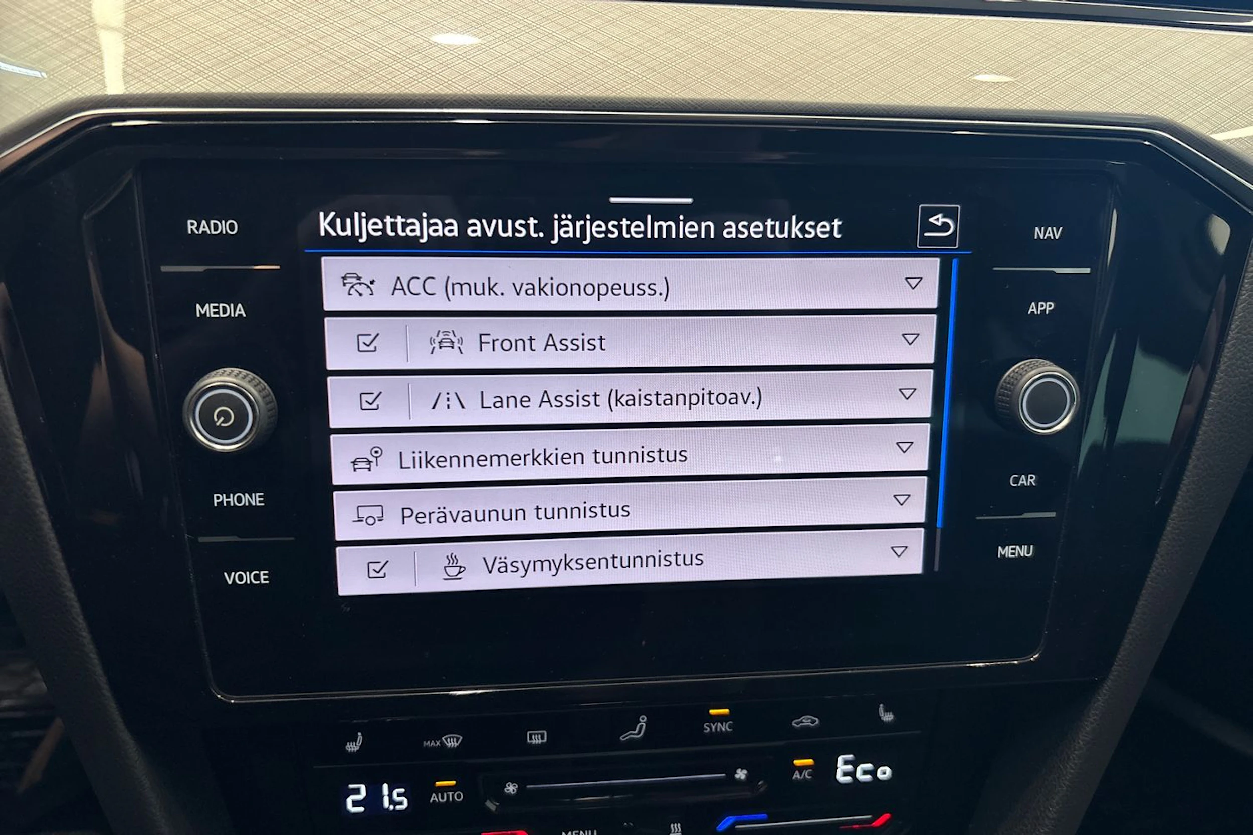 Valkoinen Volkswagen PASSAT 2022 kuva 22.