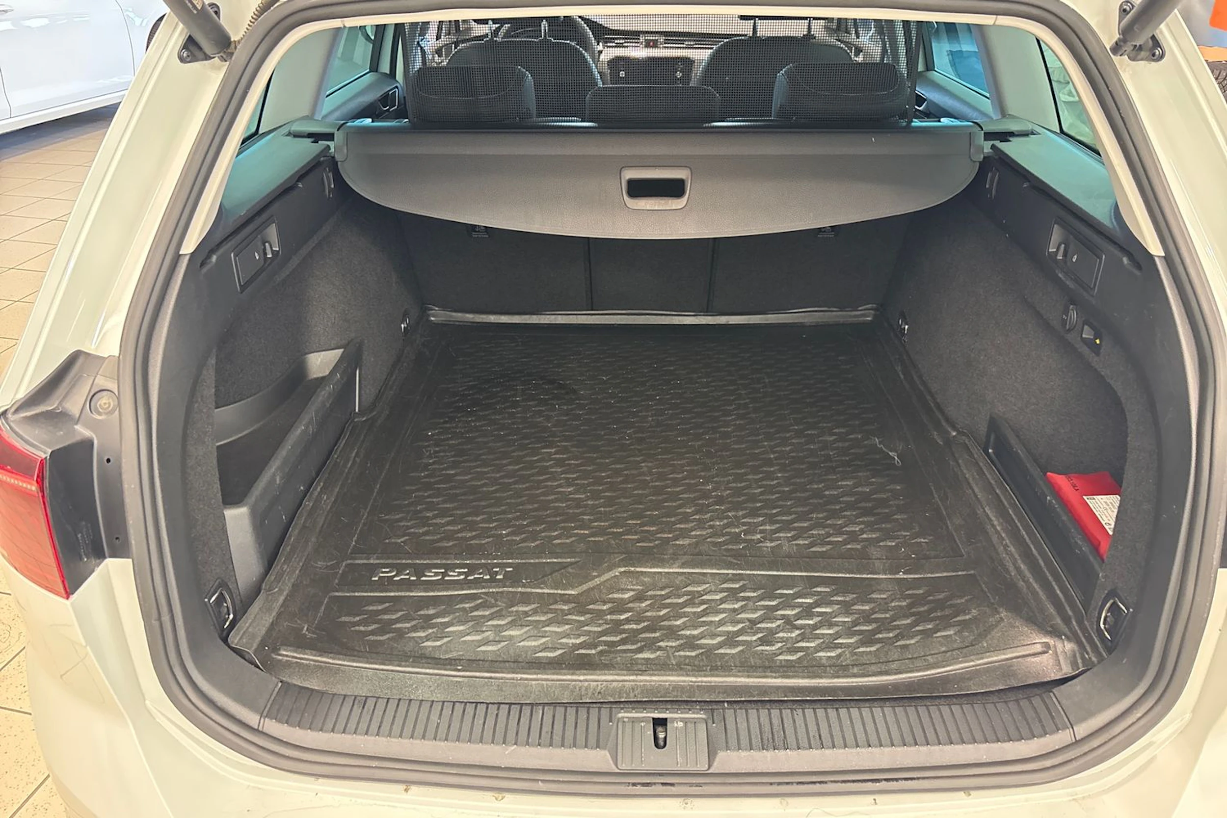 Valkoinen Volkswagen PASSAT 2022 kuva 28.