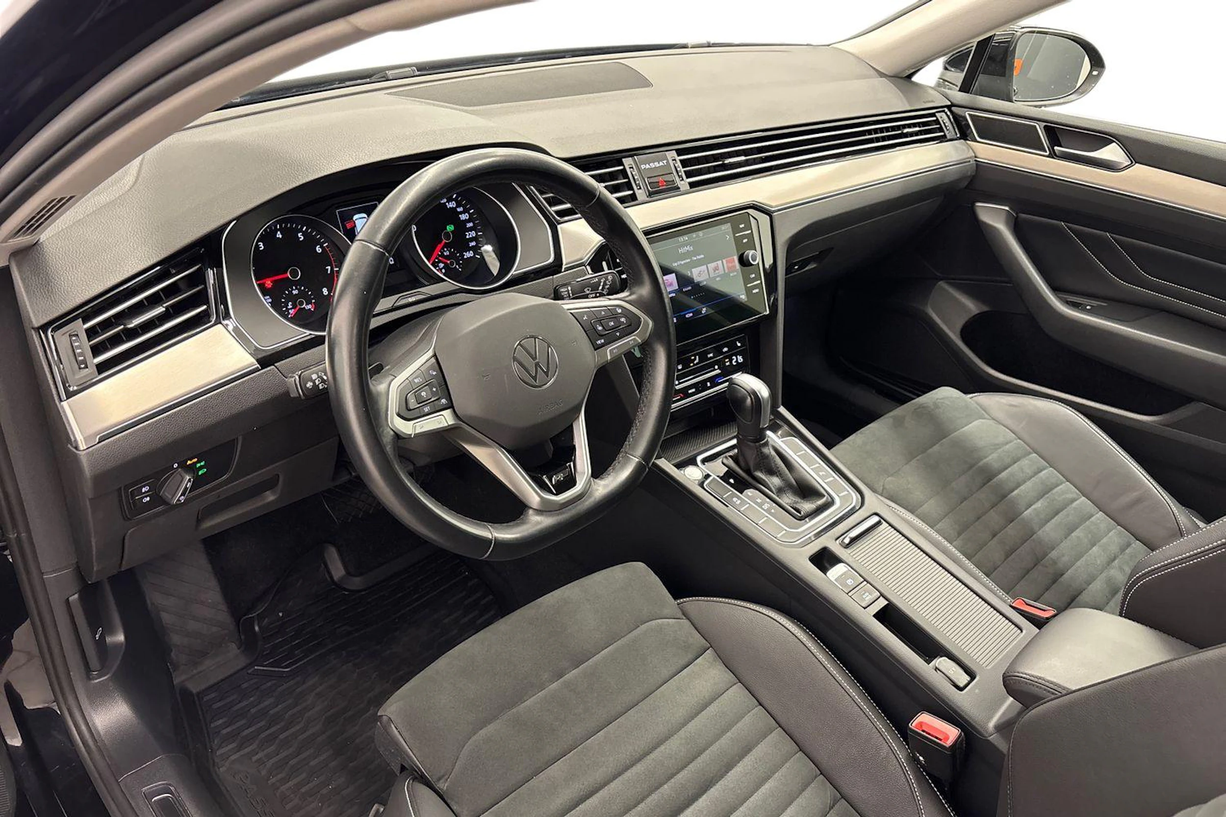 musta Volkswagen Passat 2022 kuva 6.
