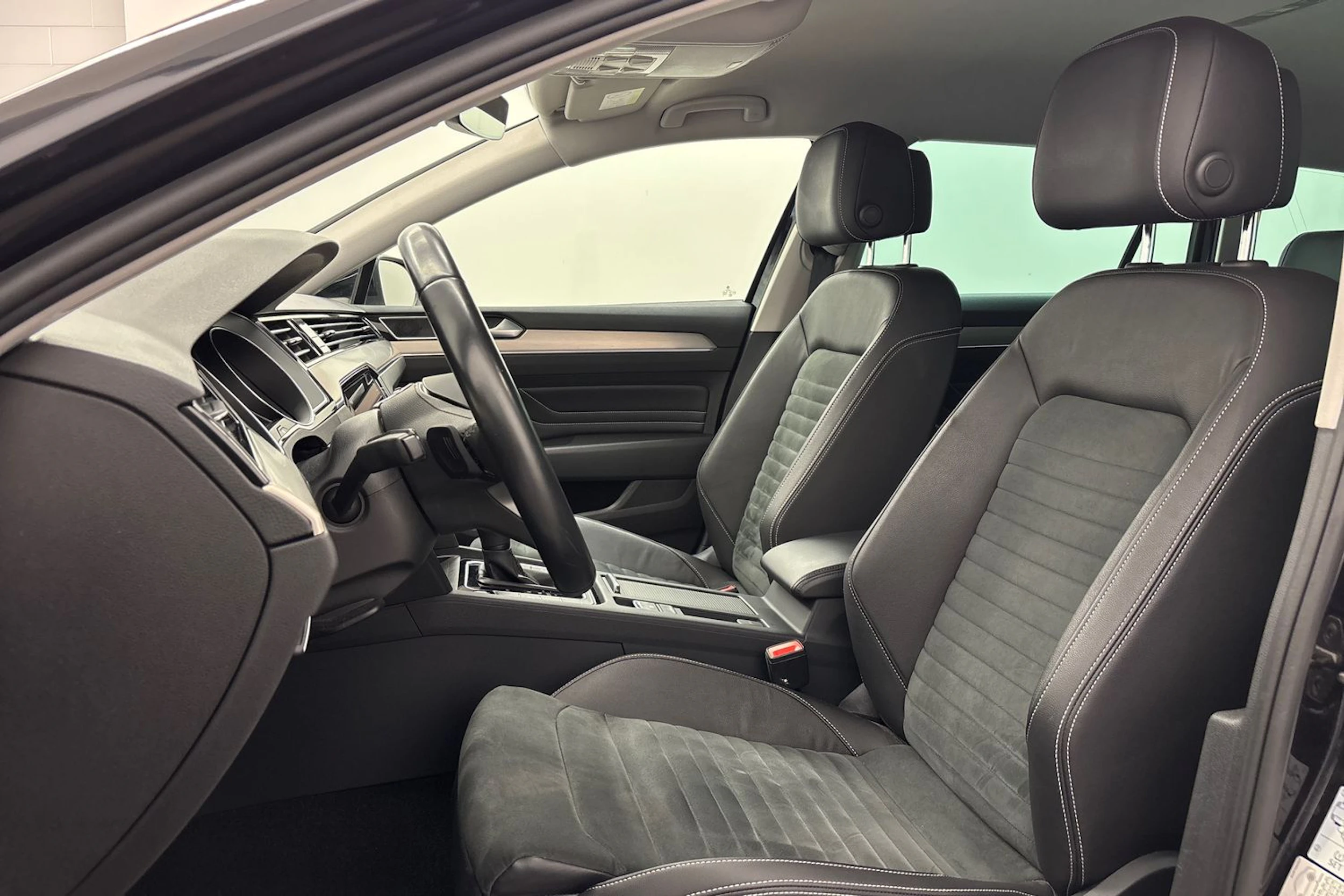 musta Volkswagen Passat 2022 kuva 11.