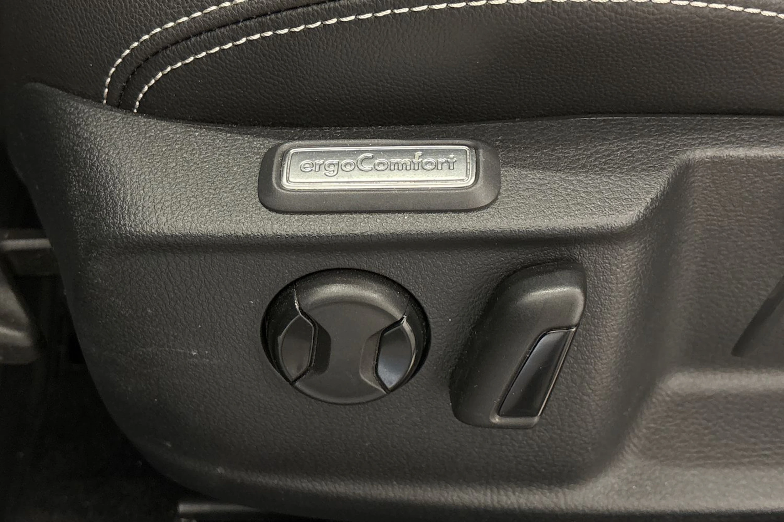 musta Volkswagen Passat 2022 kuva 12.