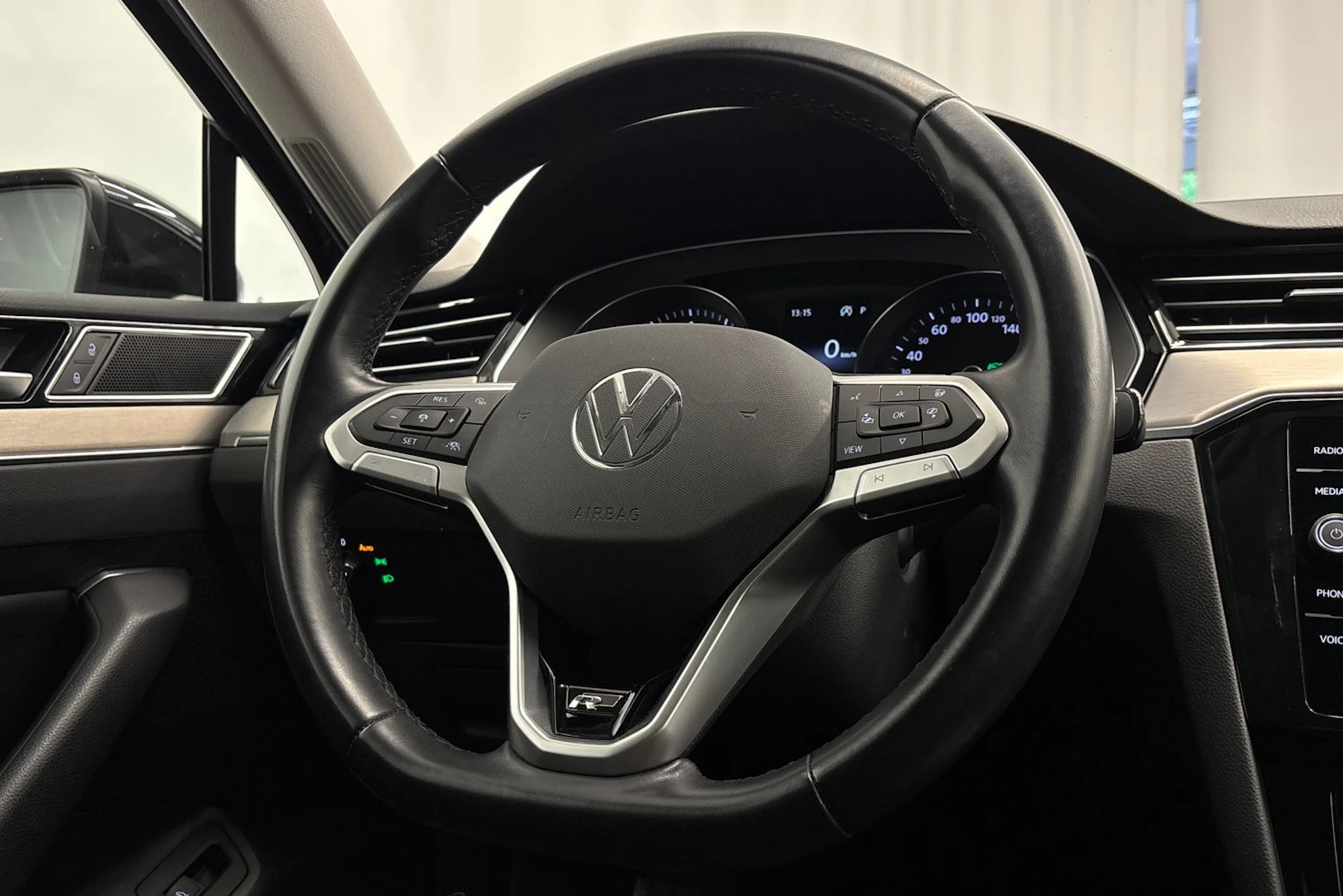 musta Volkswagen Passat 2022 kuva 13.