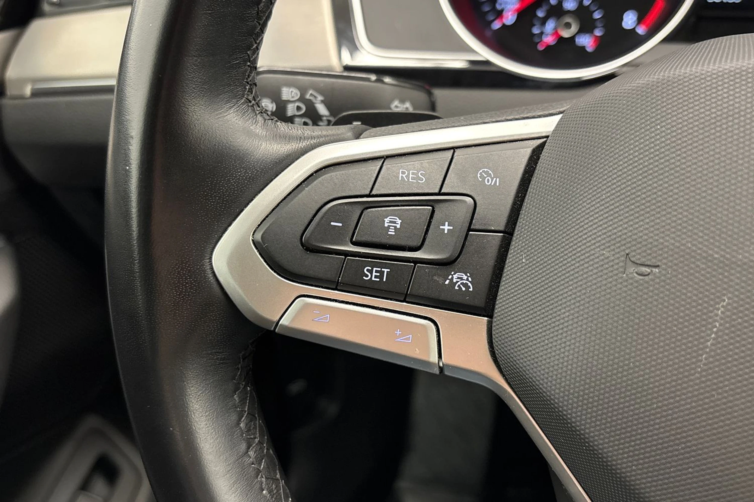 musta Volkswagen Passat 2022 kuva 14.