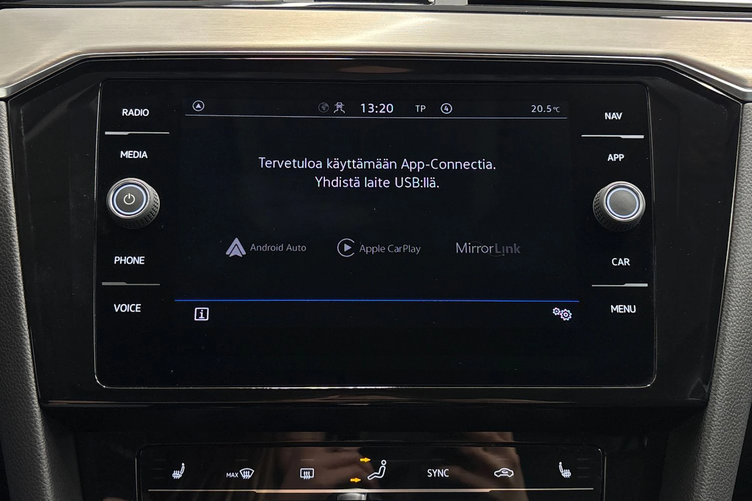 musta Volkswagen Passat 2022 kuva 19.