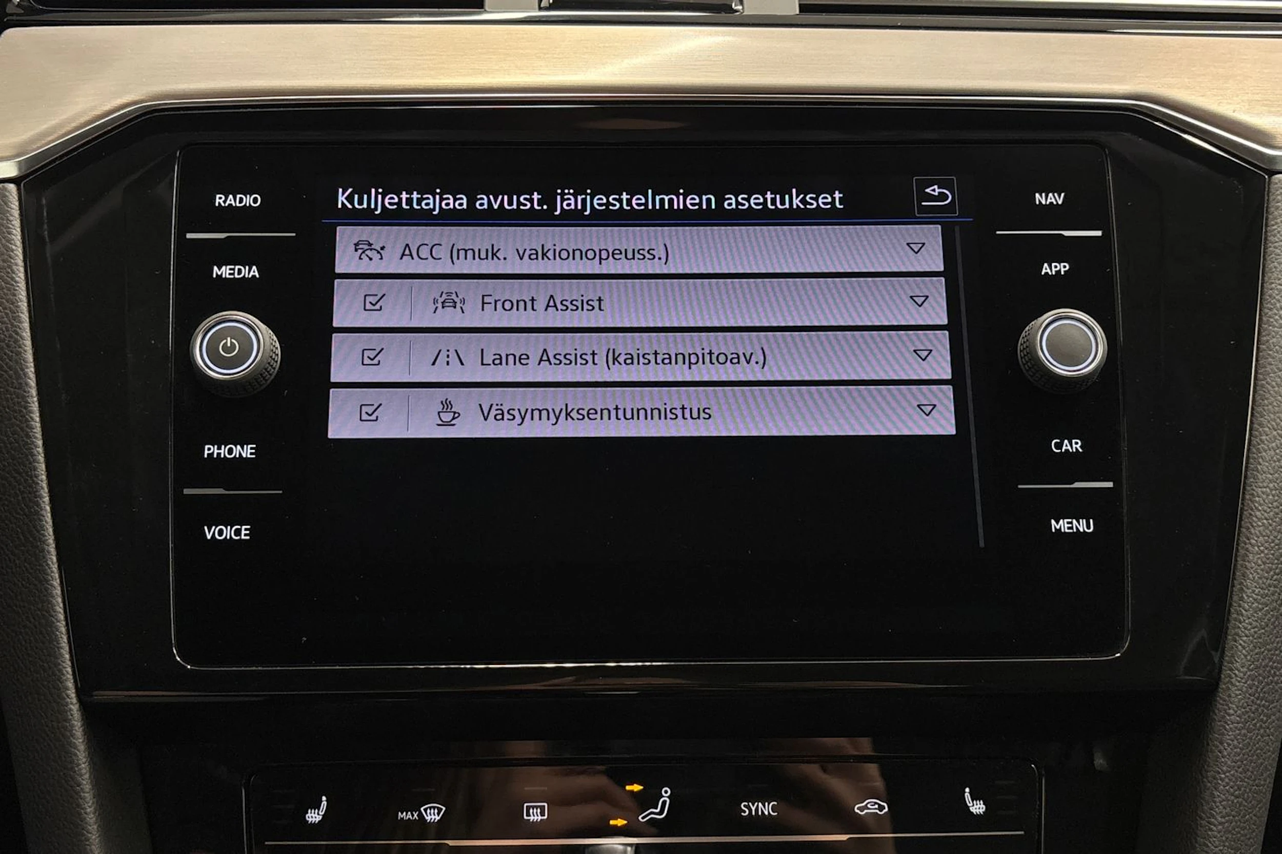 musta Volkswagen Passat 2022 kuva 20.