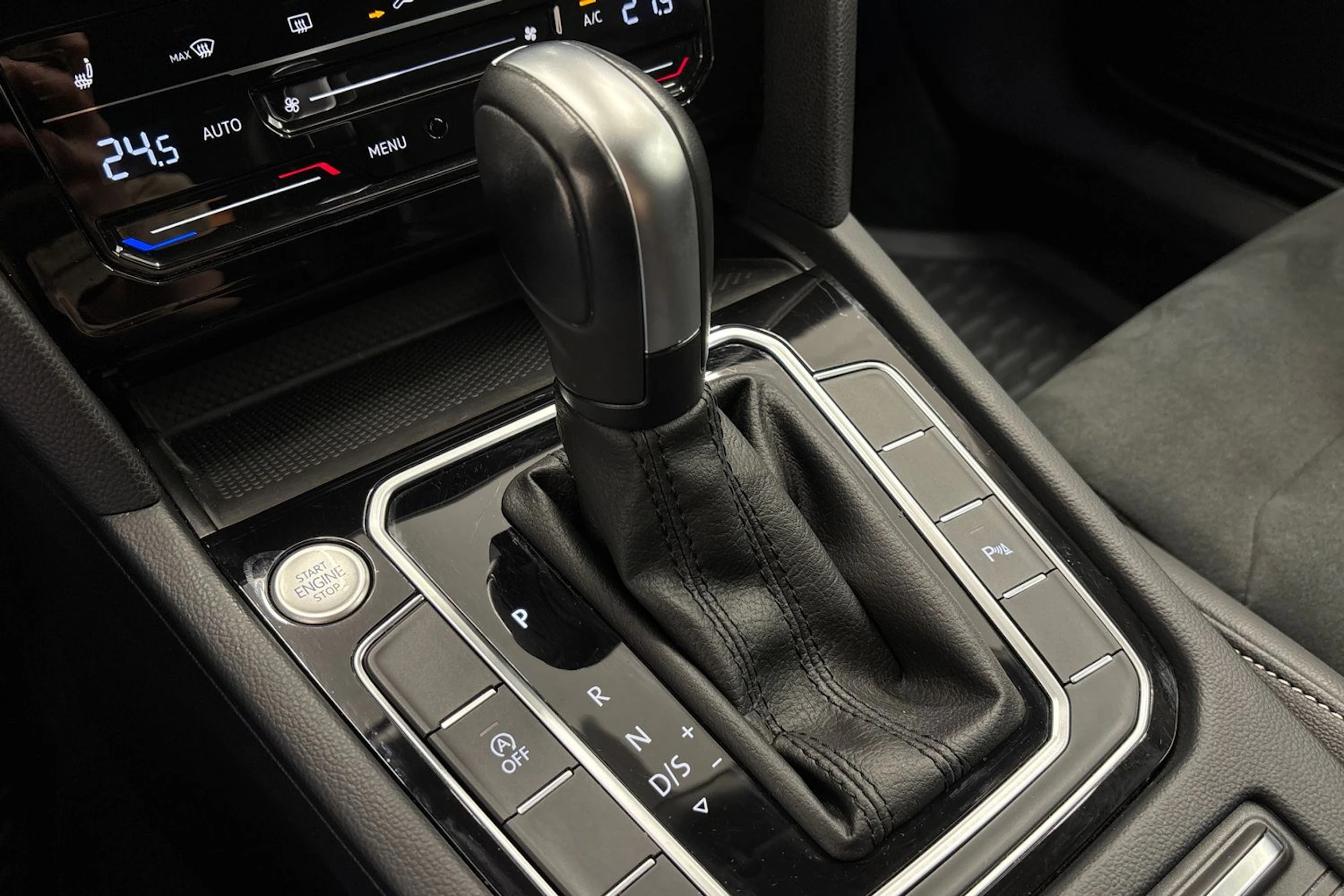 musta Volkswagen Passat 2022 kuva 21.