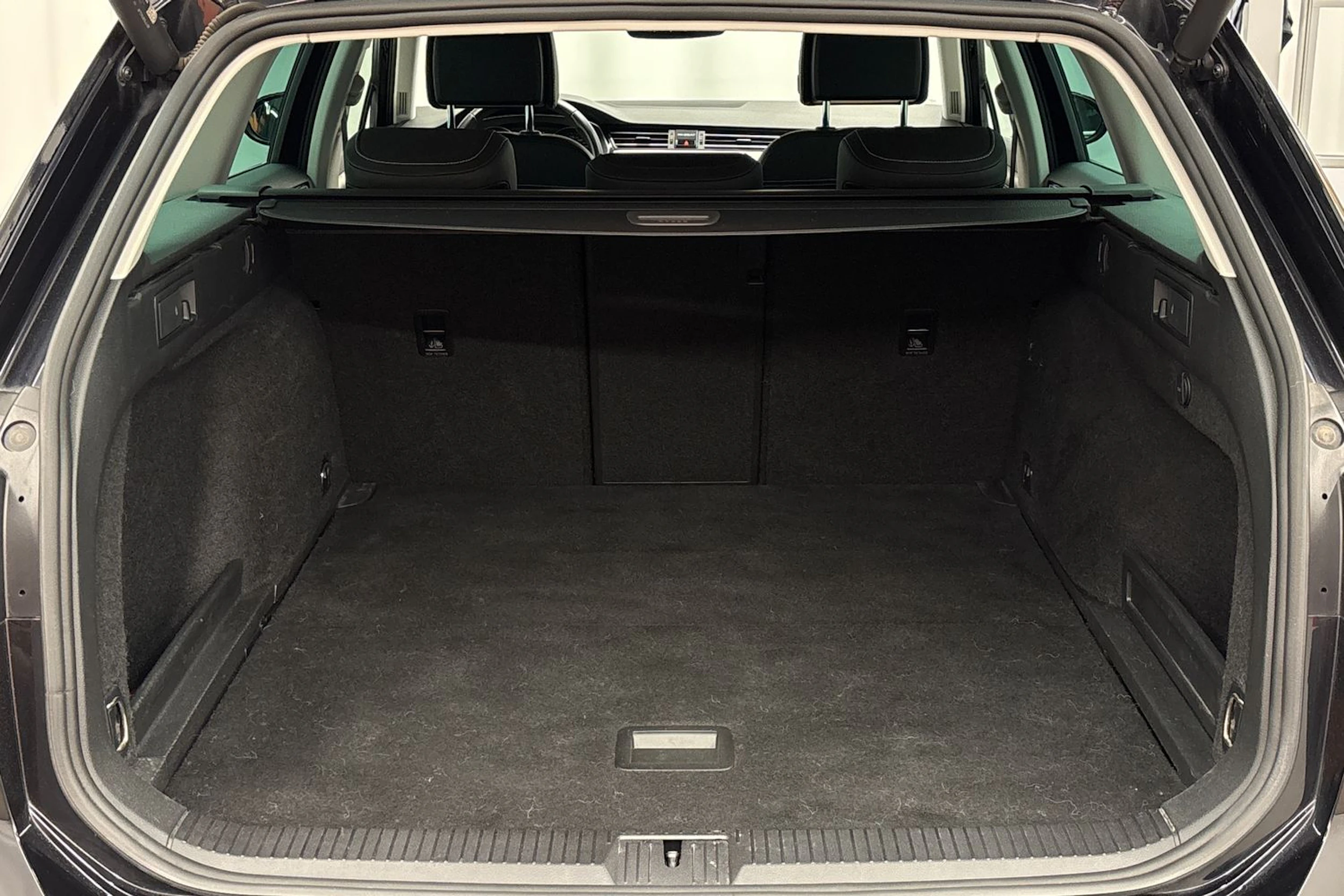 musta Volkswagen Passat 2022 kuva 22.