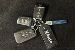 musta Volkswagen Passat 2022 kuva 24.