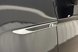 musta Volkswagen Passat 2022 kuva 25.