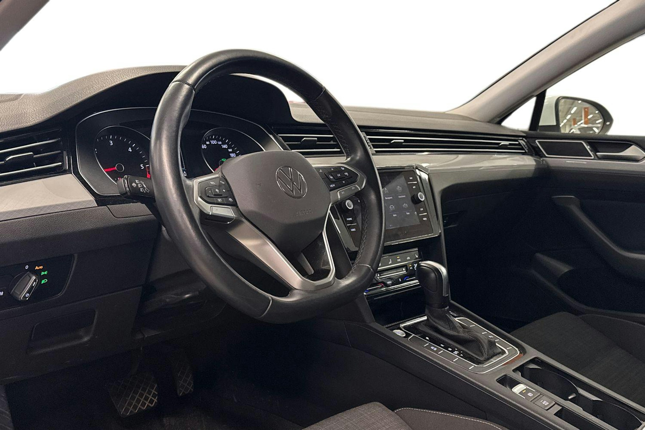 Valkoinen Volkswagen PASSAT 2022 kuva 3.