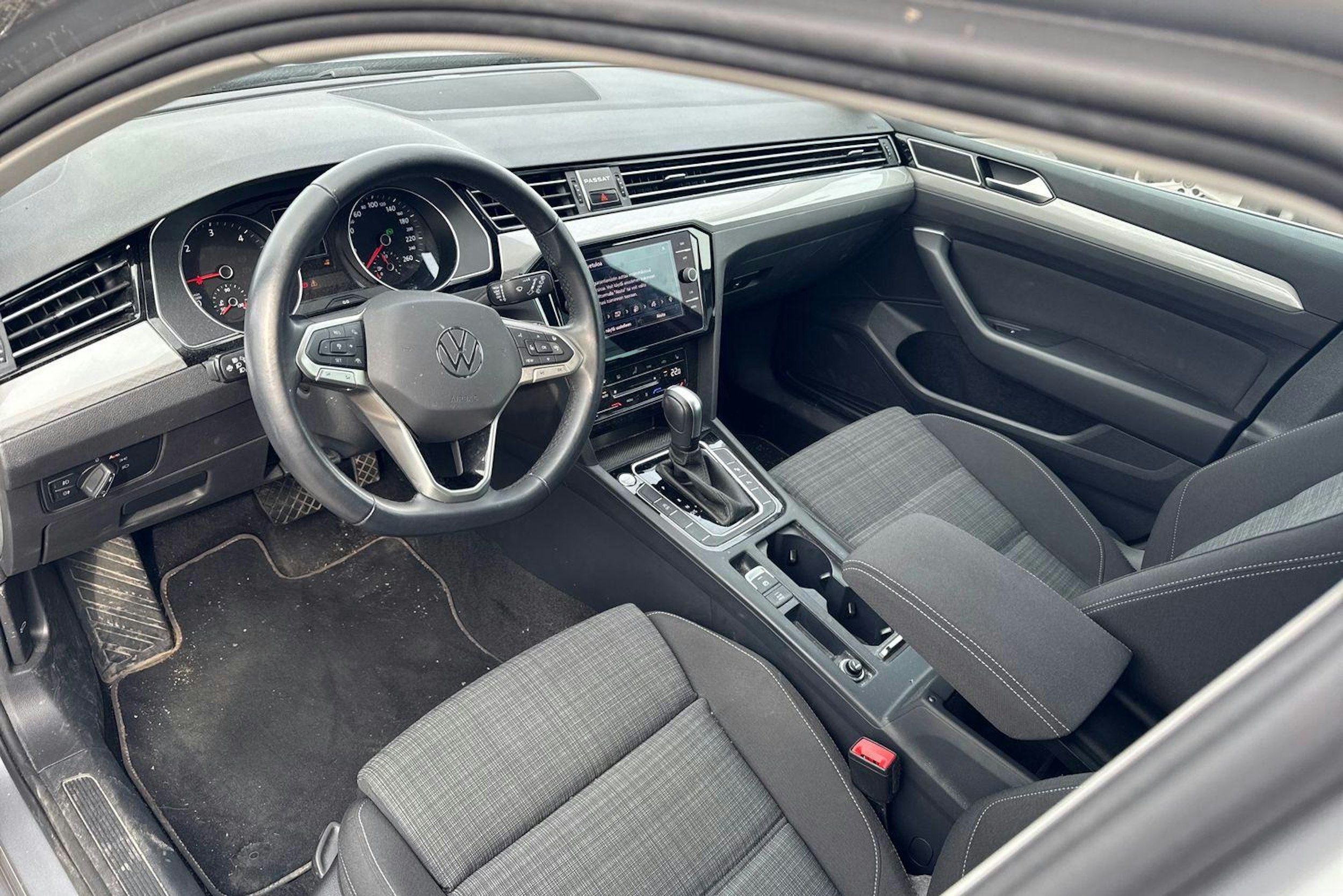 harmaa Volkswagen Passat 2022 kuva 3.