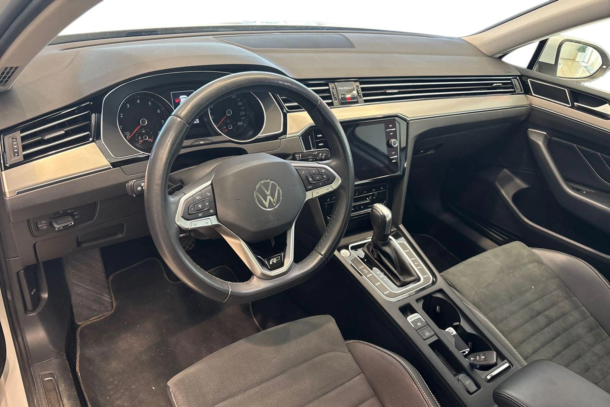 valkoinen Volkswagen Passat 2022 kuva 3.