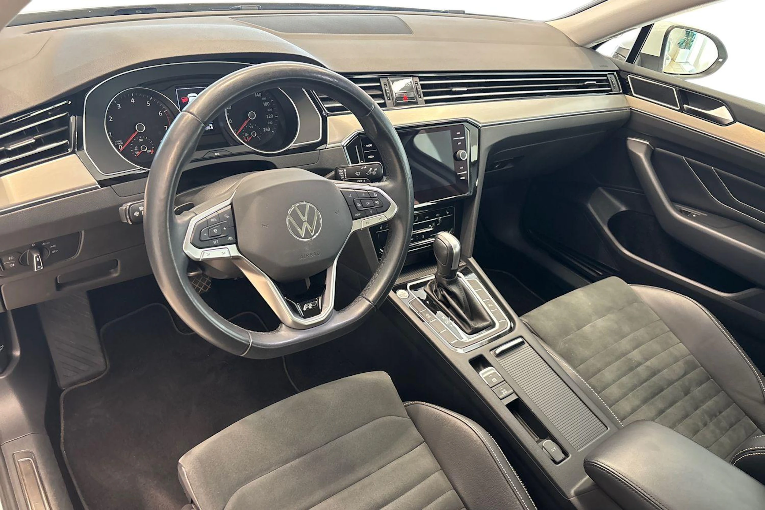 valkoinen Volkswagen Passat 2022 kuva 6.