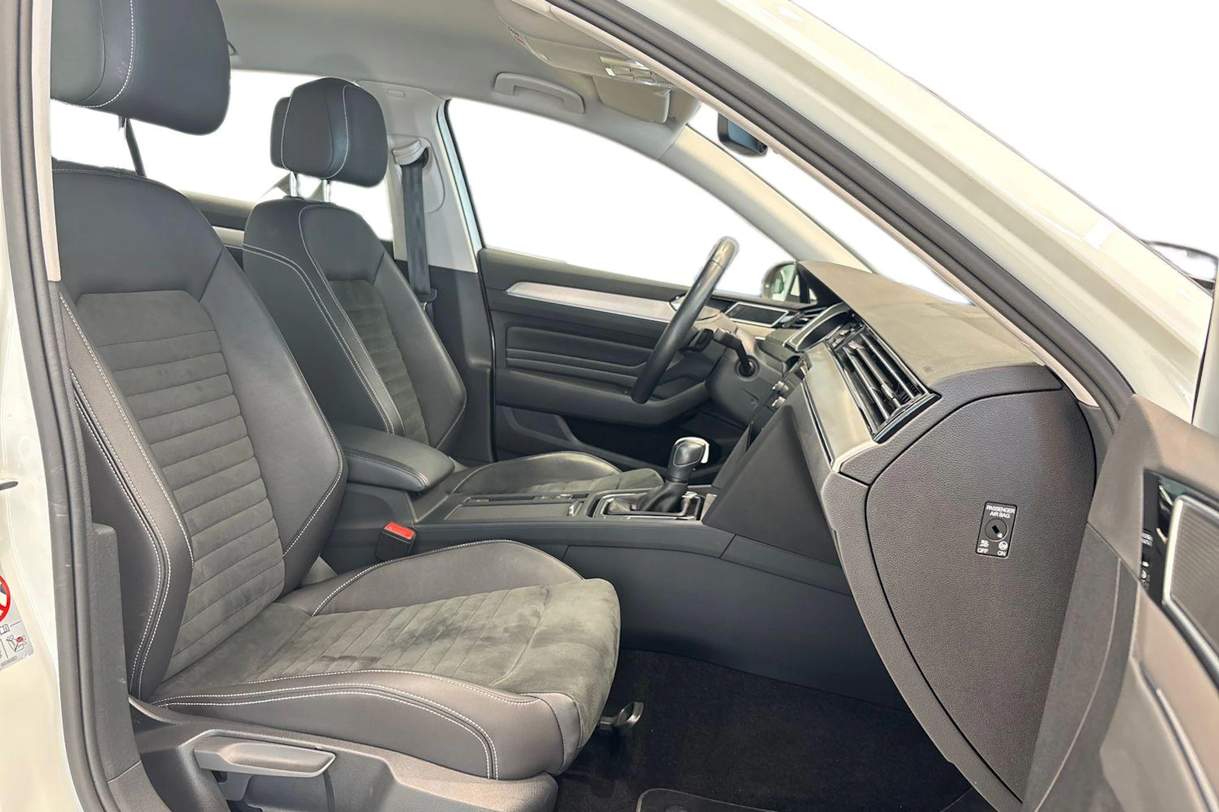 valkoinen Volkswagen Passat 2022 kuva 9.