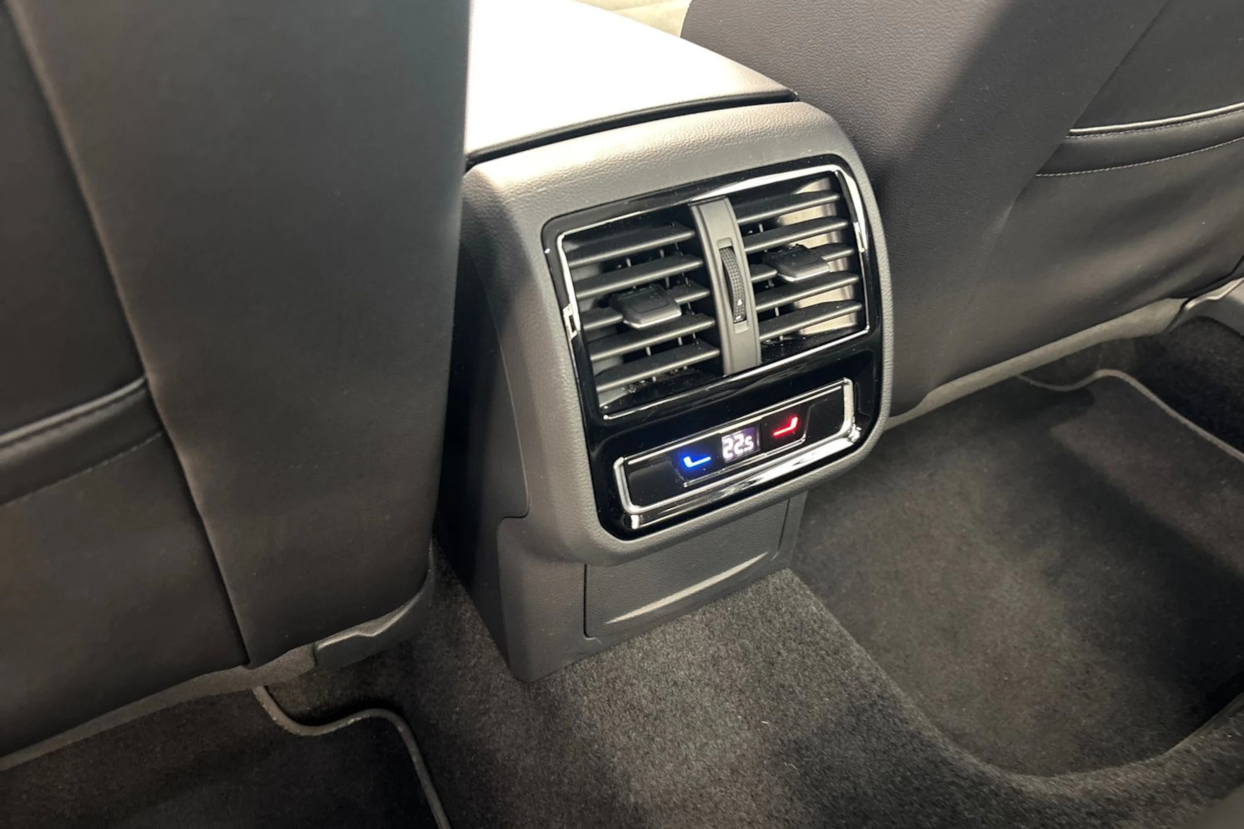 valkoinen Volkswagen Passat 2022 kuva 10.