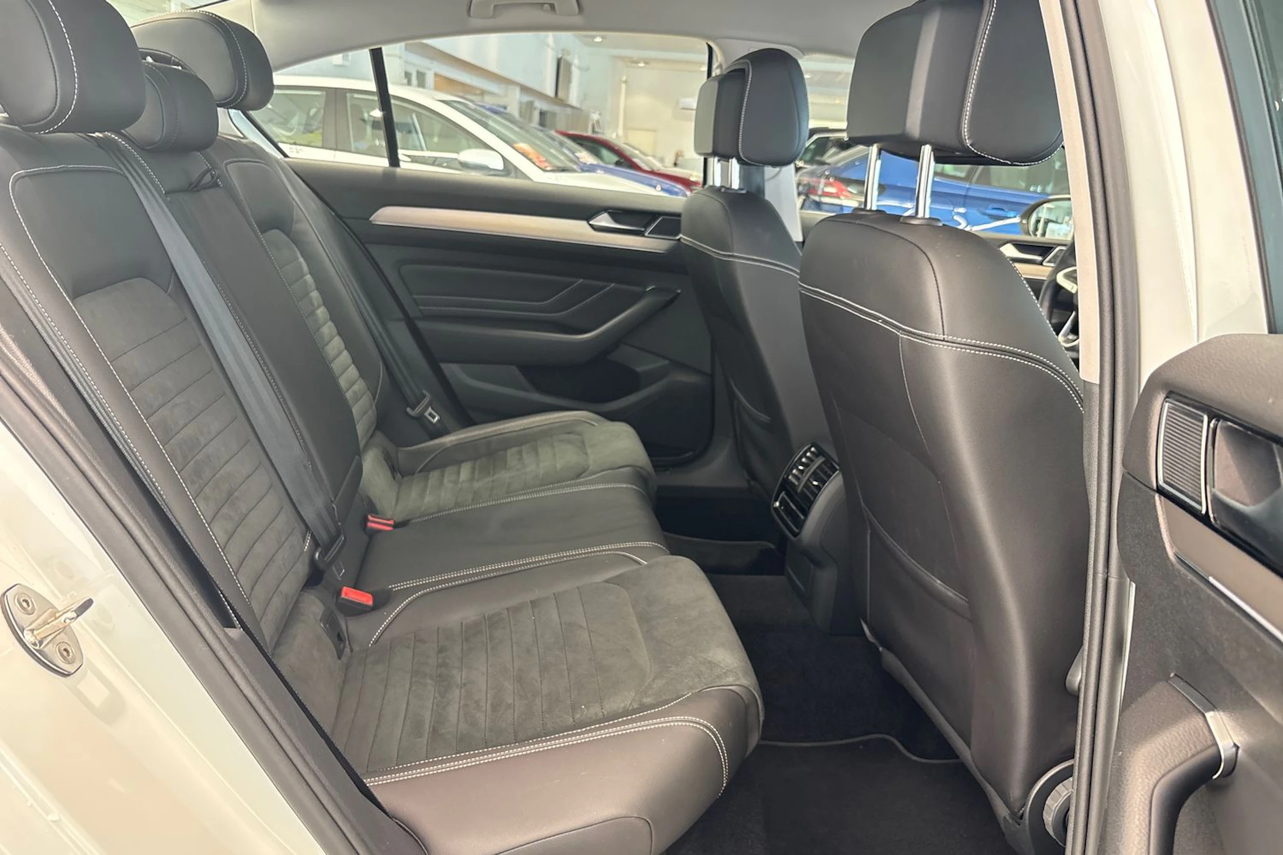 valkoinen Volkswagen Passat 2022 kuva 11.