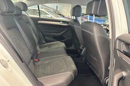valkoinen Volkswagen Passat 2022 kuva 11.