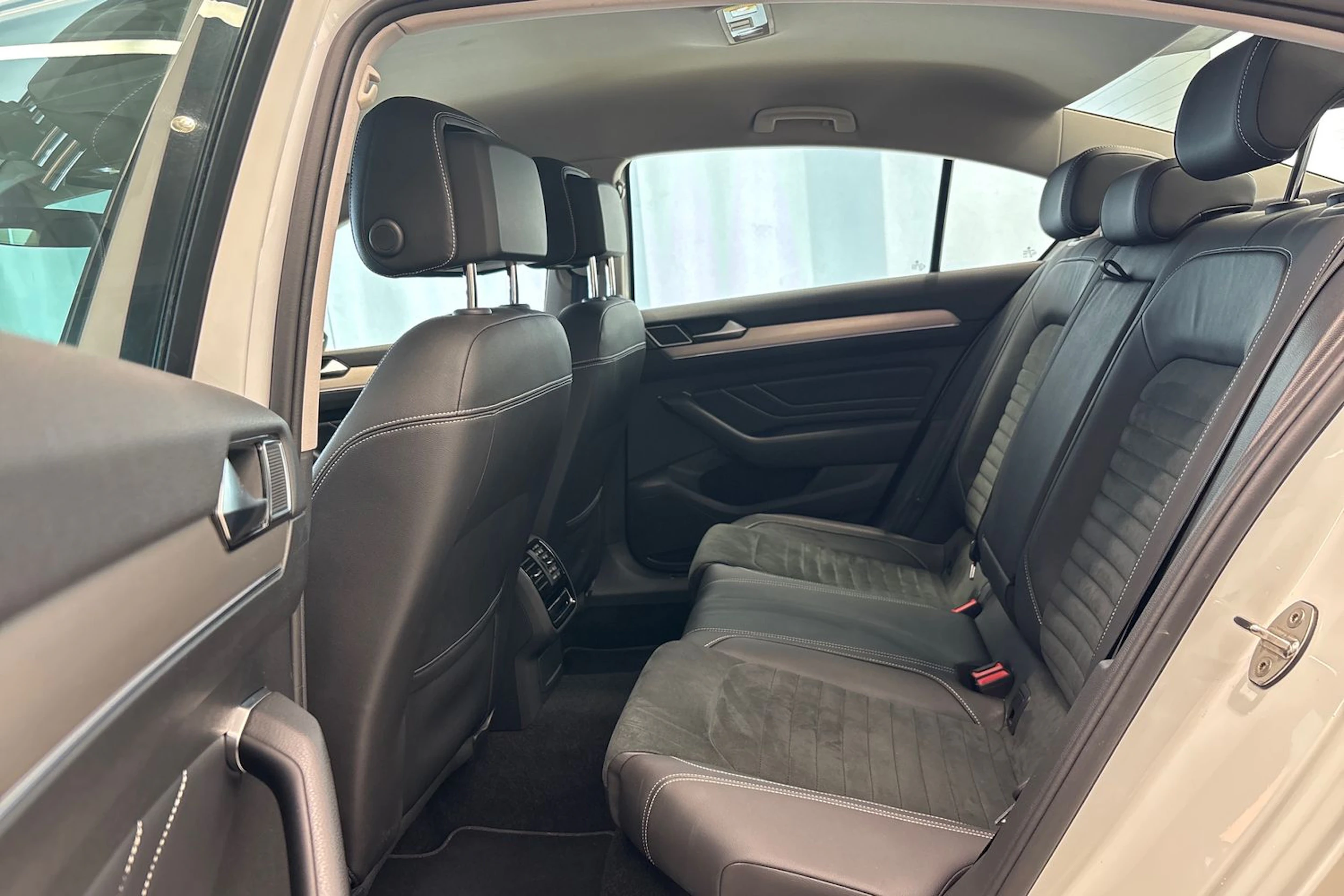 valkoinen Volkswagen Passat 2022 kuva 12.