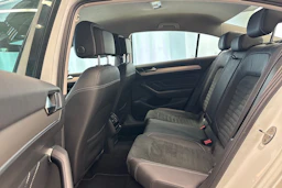 valkoinen Volkswagen Passat 2022 kuva 12.