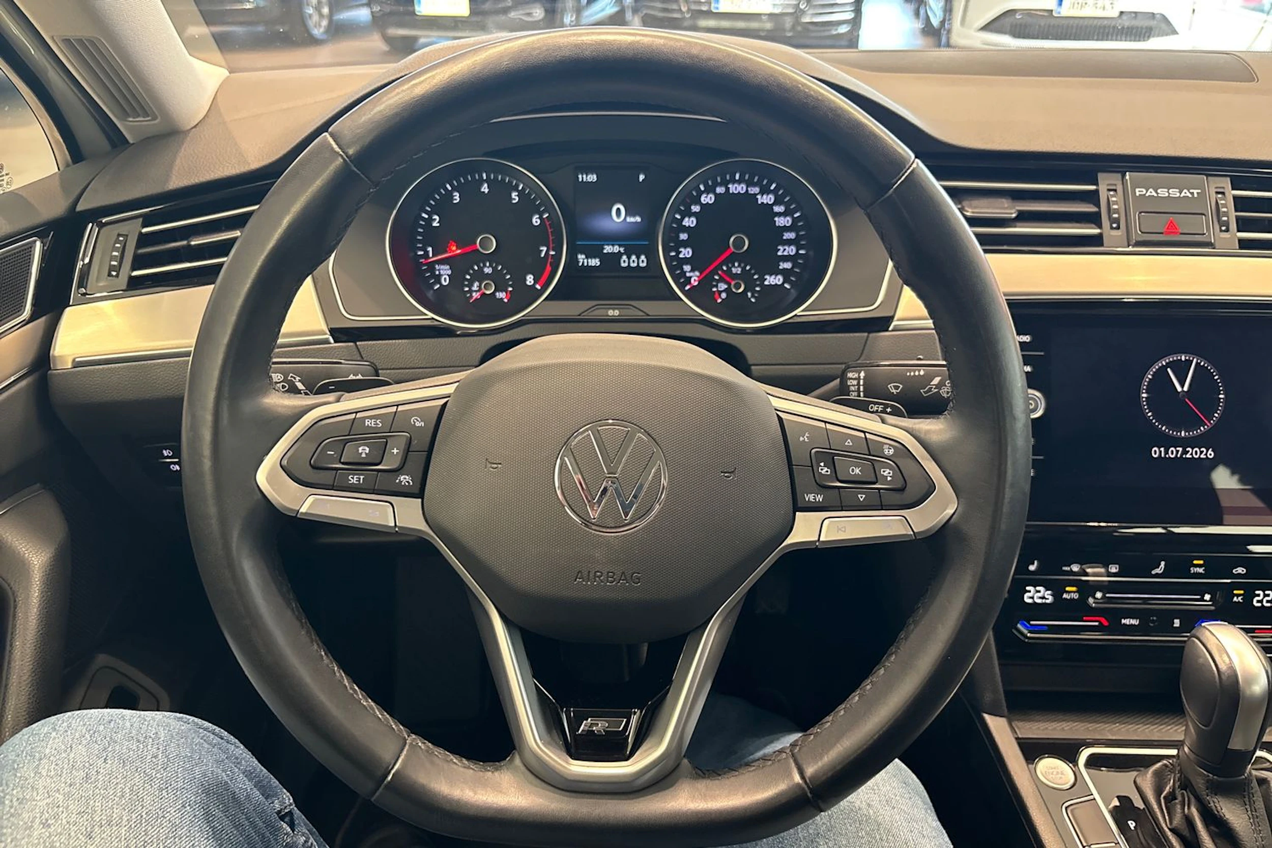 valkoinen Volkswagen Passat 2022 kuva 13.