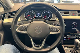 valkoinen Volkswagen Passat 2022 kuva 13.