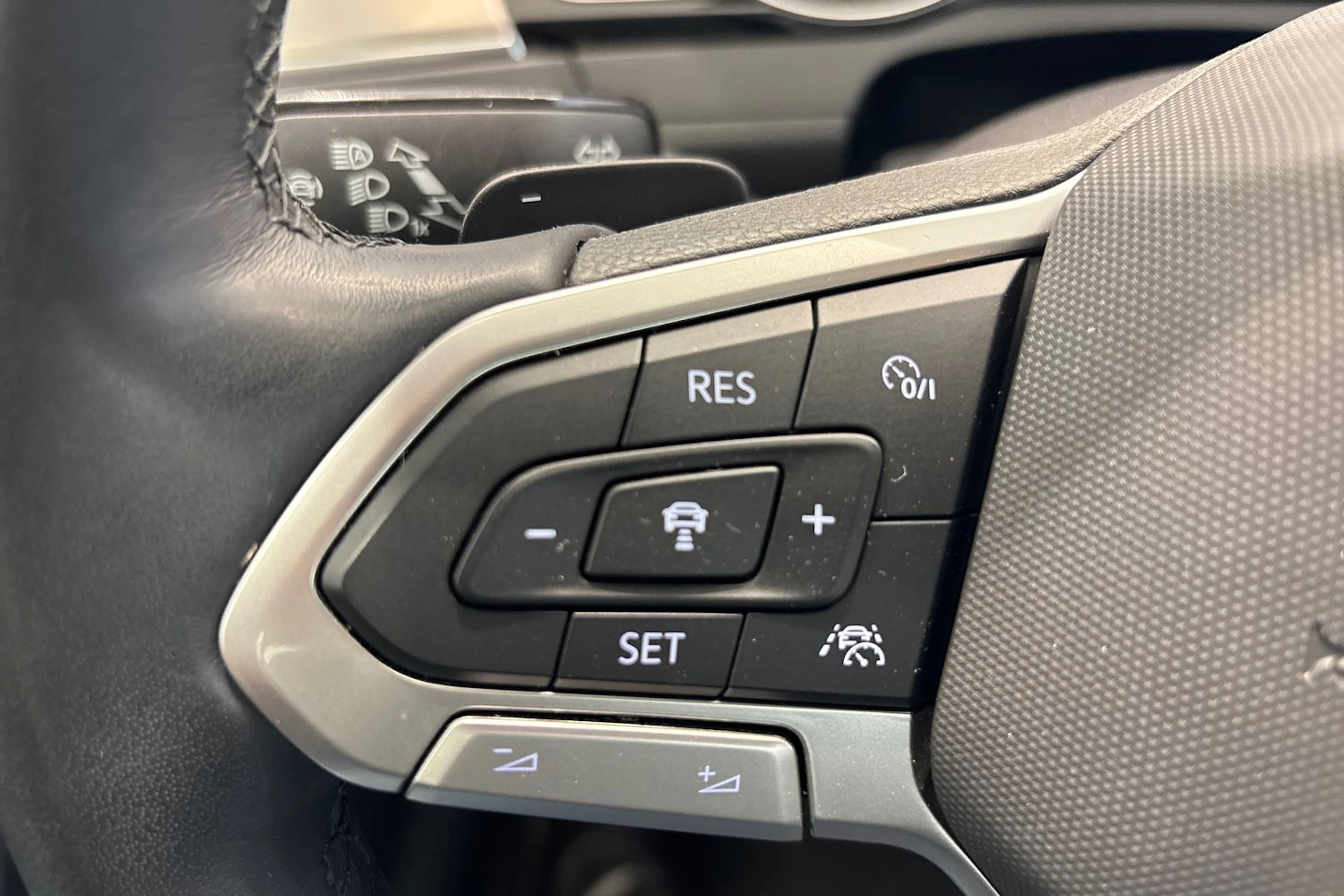valkoinen Volkswagen Passat 2022 kuva 14.