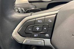 valkoinen Volkswagen Passat 2022 kuva 14.