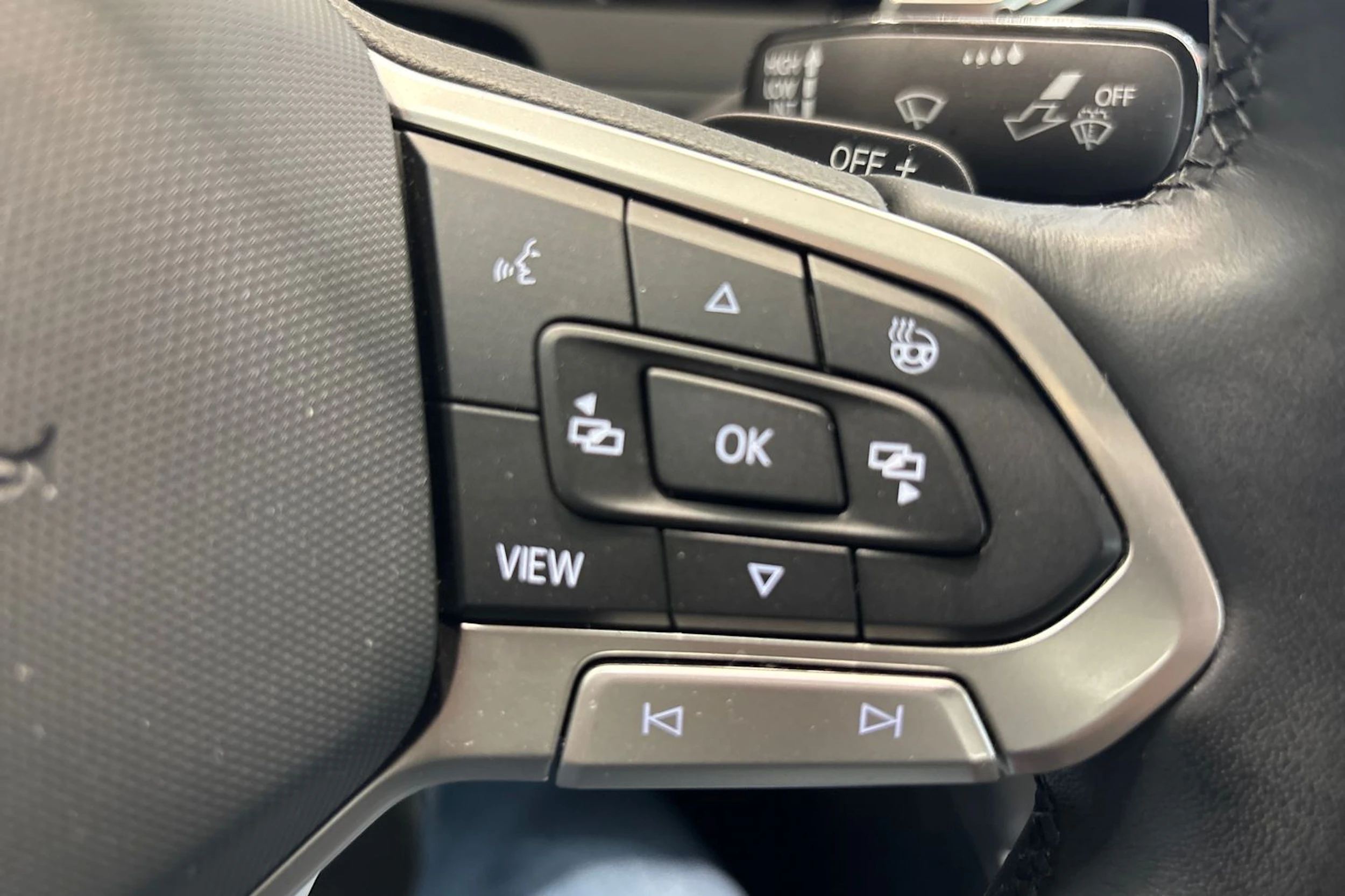 valkoinen Volkswagen Passat 2022 kuva 15.