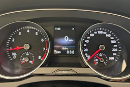 valkoinen Volkswagen Passat 2022 kuva 16.