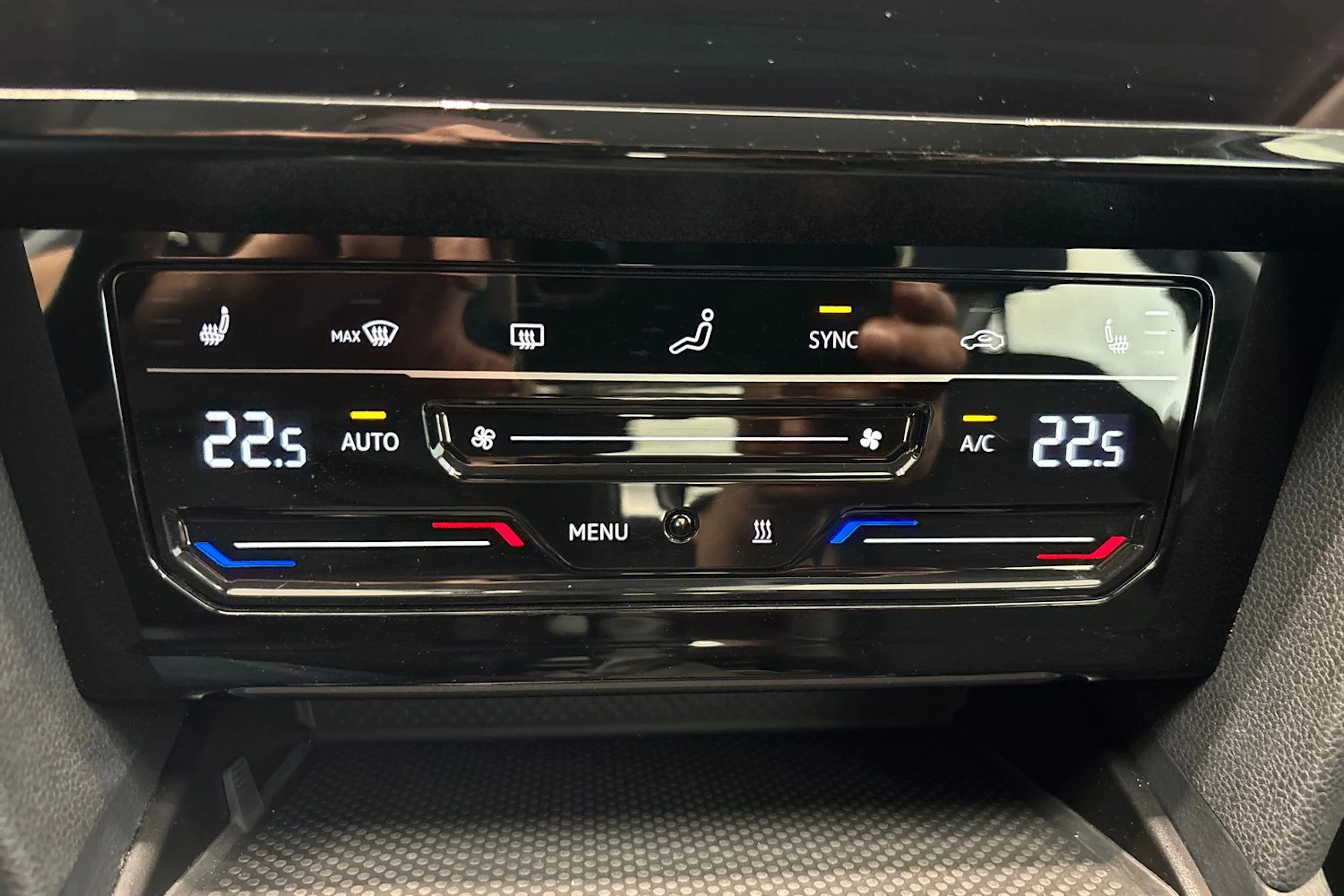valkoinen Volkswagen Passat 2022 kuva 18.